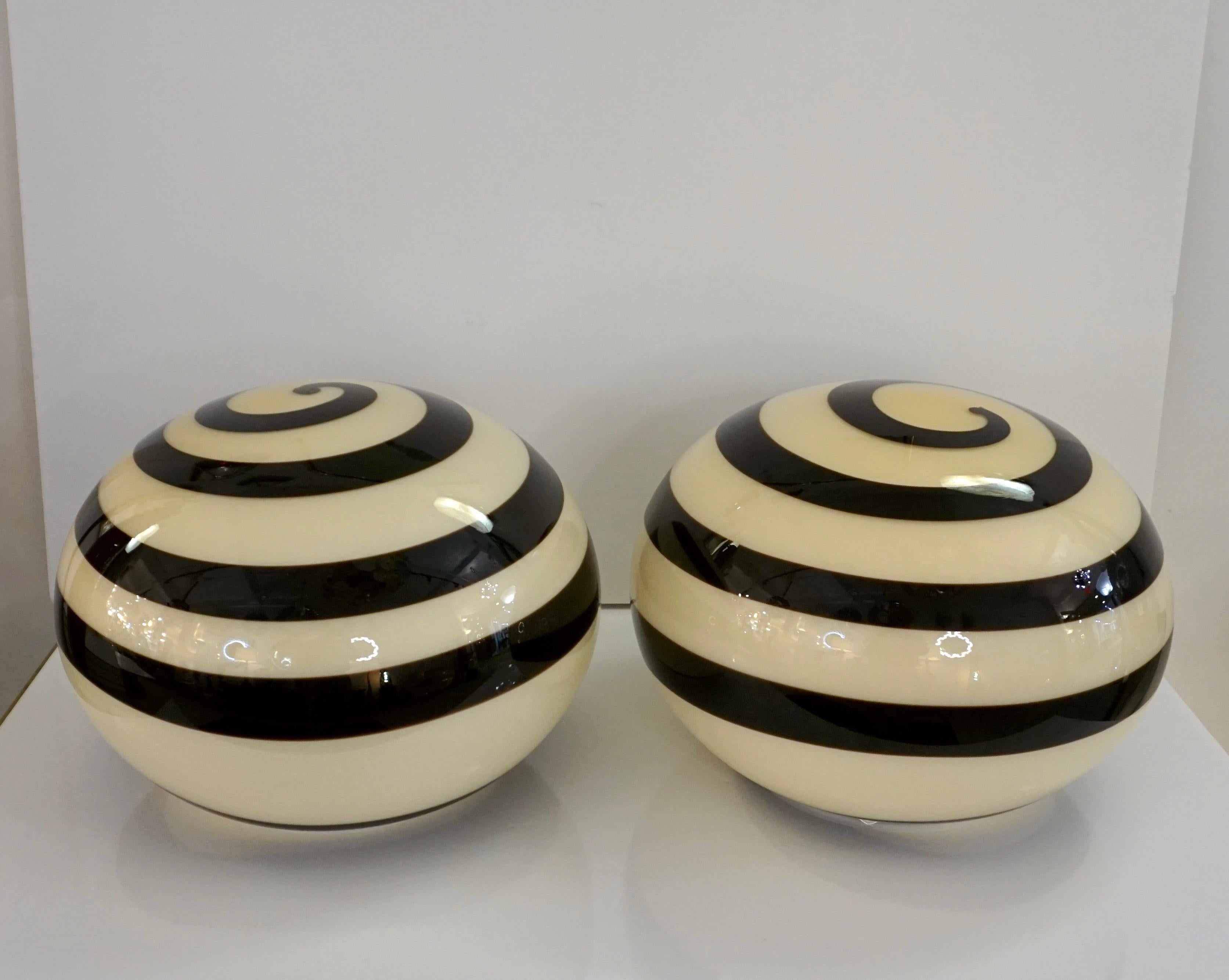 1990s Italian Mid-Century Modern Pair of Black & White Glass Globe Sphere Lamps 5