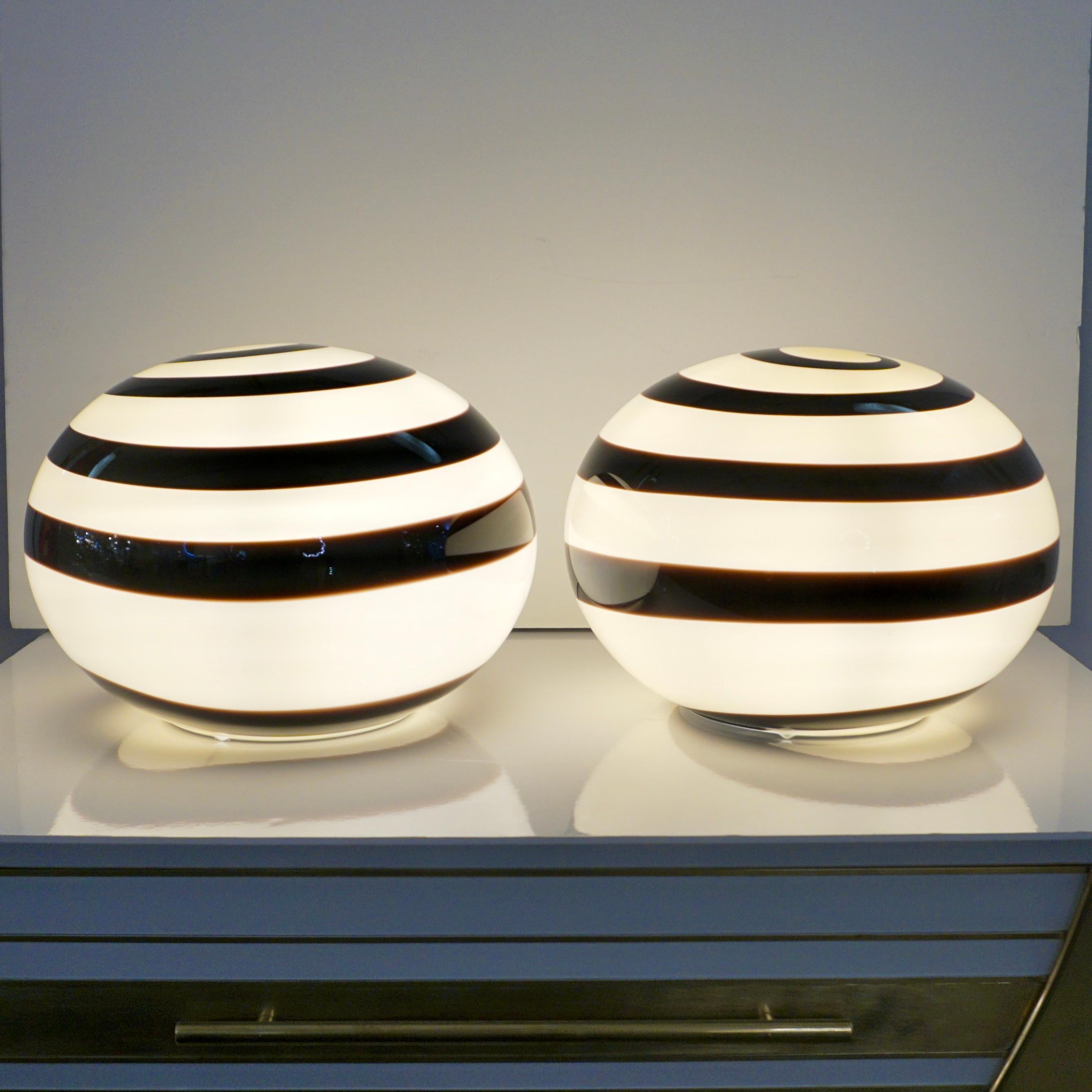1990s Italian Mid-Century Modern Pair of Black & White Glass Globe Sphere Lamps 6