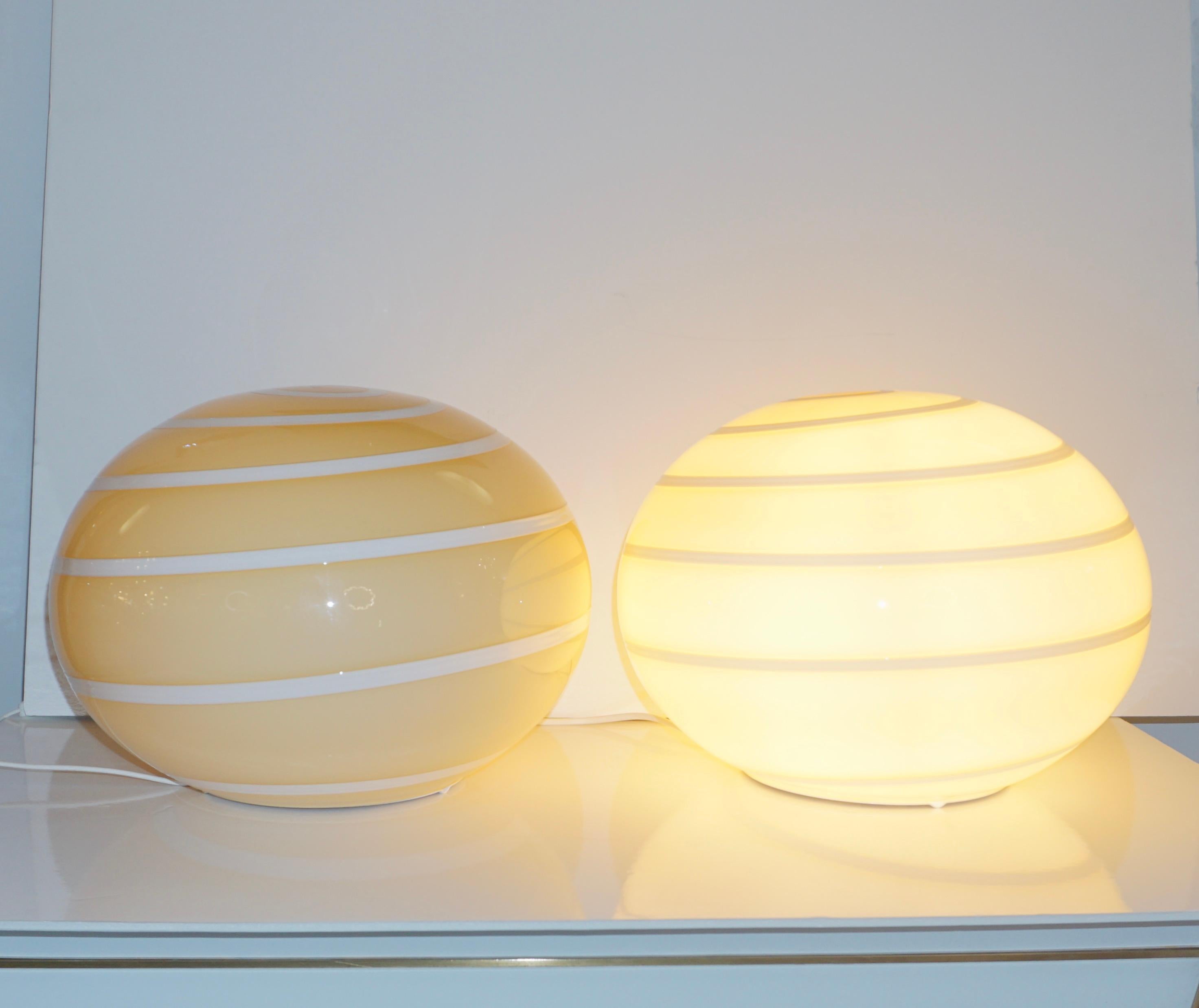 Organic Modern 1990s Italian Mid-Century Modern Pair of White & Golden Cream Globe Glass Lamps