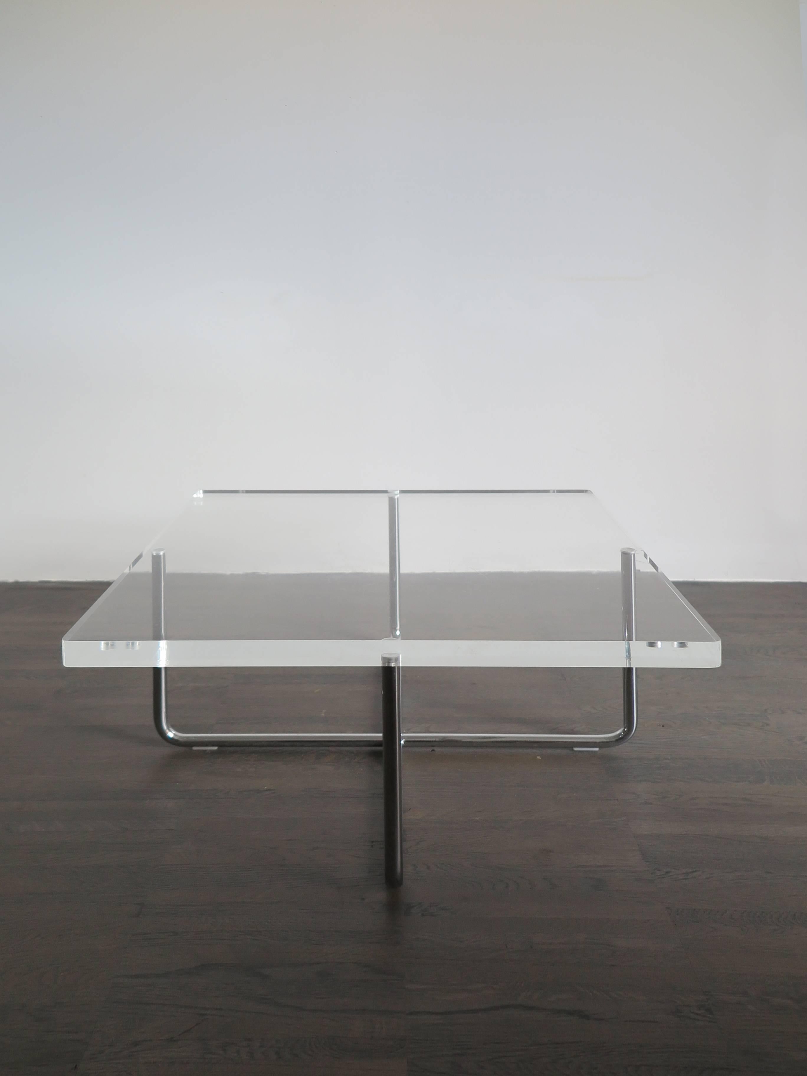 Italian square modern coffee table or sofa table manufactured by Minotti, with plexiglass top and frame in chromed metal with glossy chrome finish, circa 1990s.