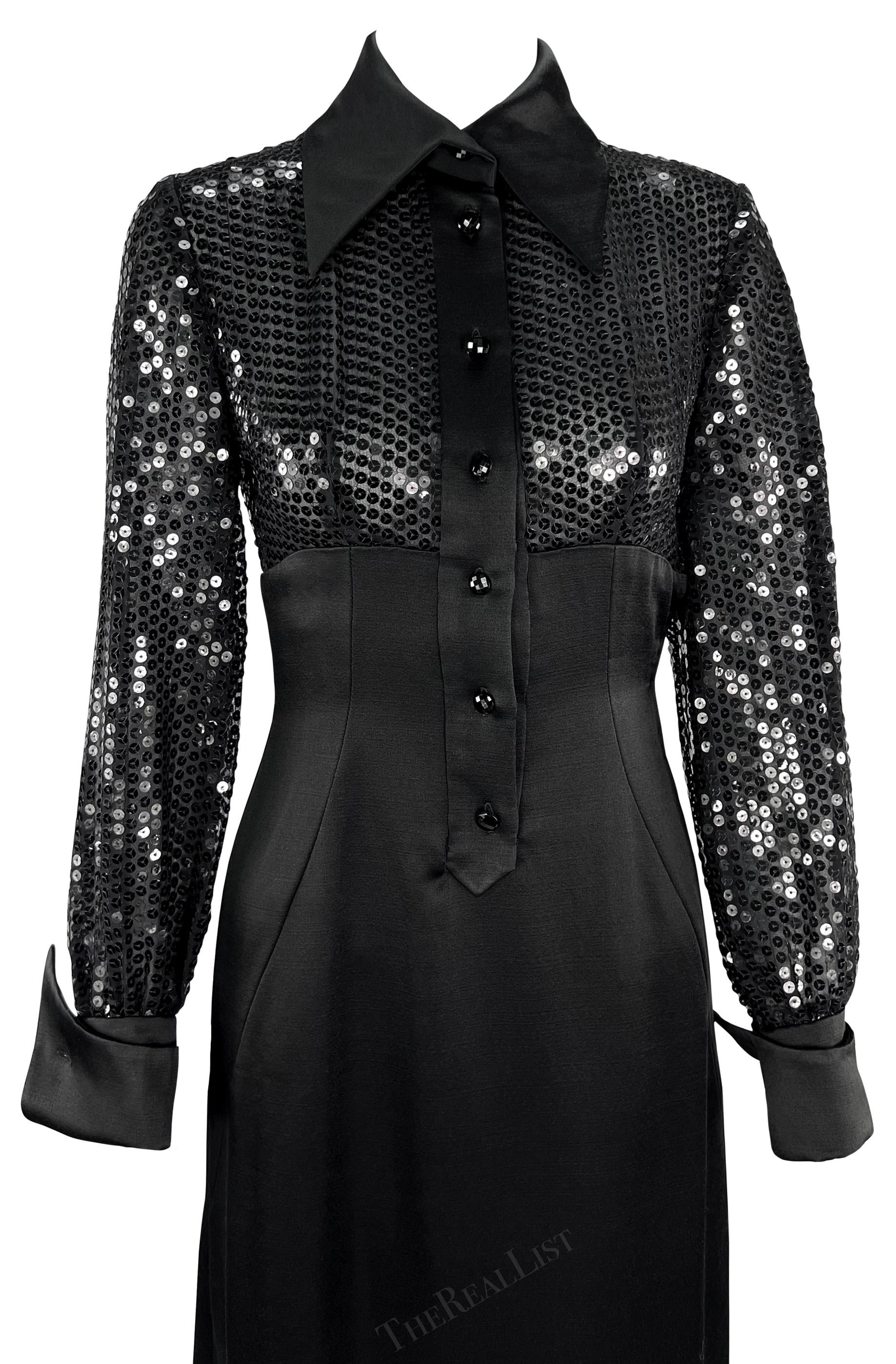 De los años 90, este precioso vestido de satén negro con cuello de Jacques Fath, hecho a mano, muestra todos los exquisitos detalles de una auténtica prenda de alta costura. El busto y las mangas de este vestido están adornados con lentejuelas