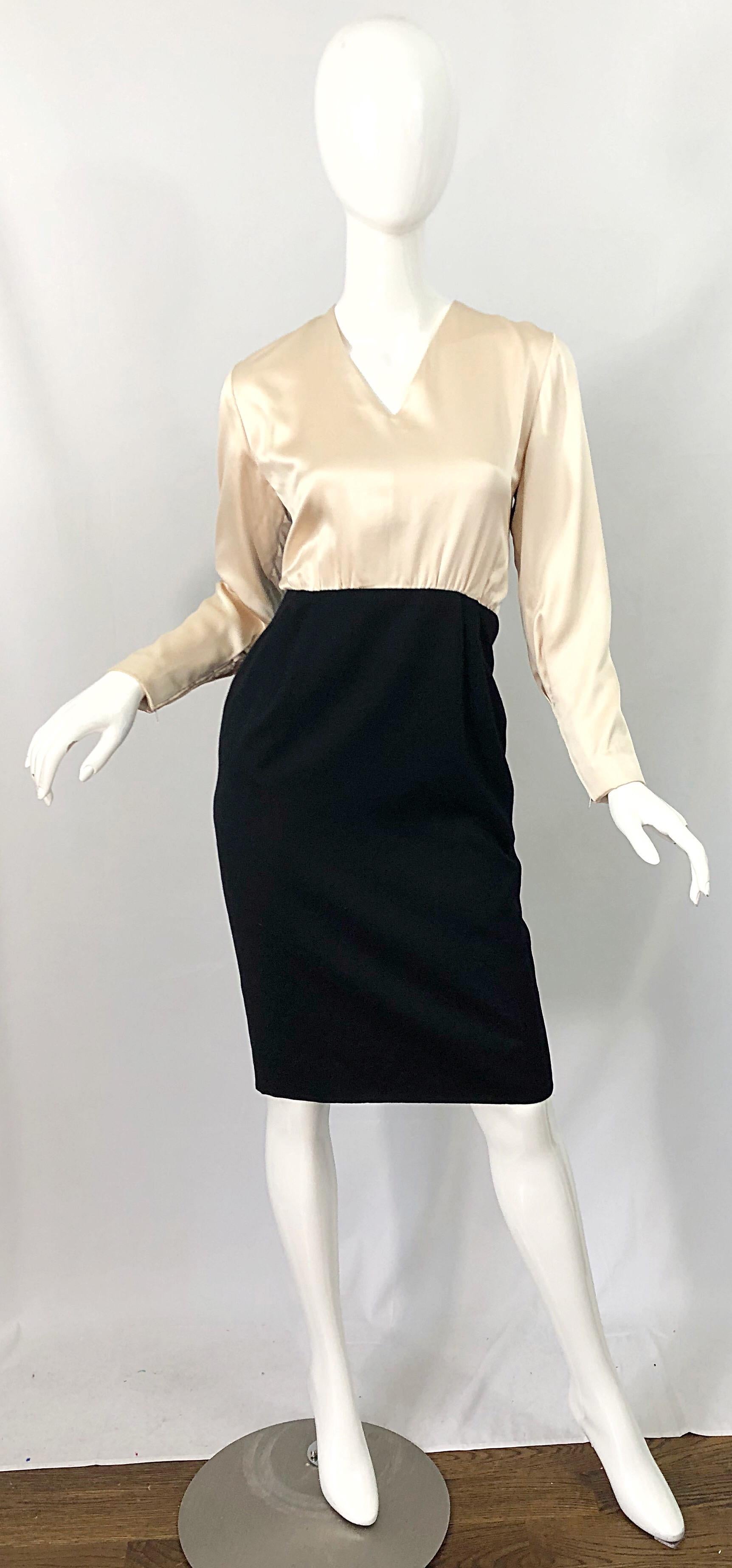 ¡Precioso vestido vintage de principios de los 90 de JAMES GALANOS para I MAGNIN en blanco y negro ( marfil ) de manga larga con bloques de color! Presenta un corpiño de escote en pico en color marfil con una falda negra. Cremallera oculta en la