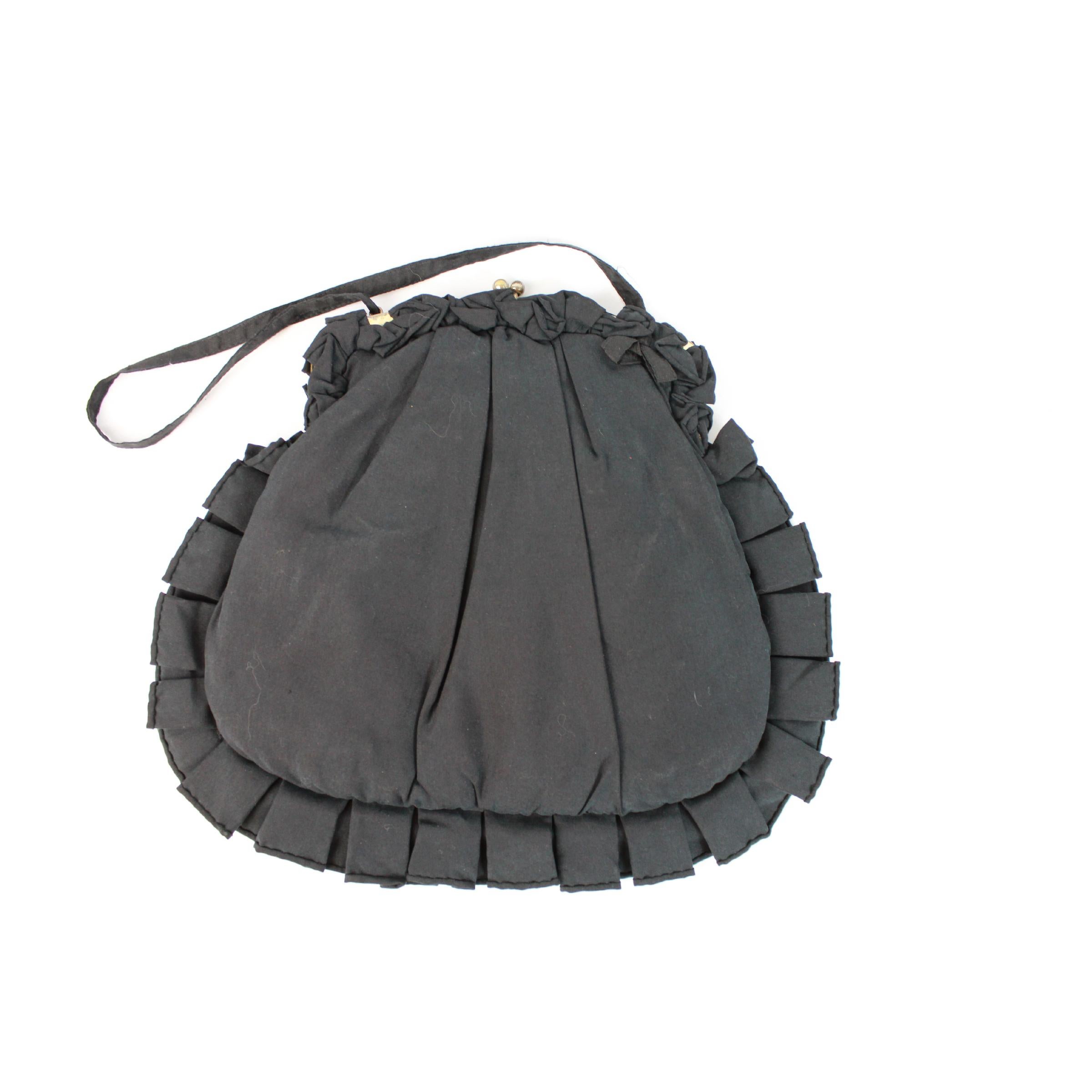 Vintage Jamin Puech handbag, black cotton, pleated, small shoulder strap, fan pattern, snap closure. 90s. Made in France. Excellent vintage condition.

Width: 25 cm
Height: 25 cm
Depth: 8 cm
