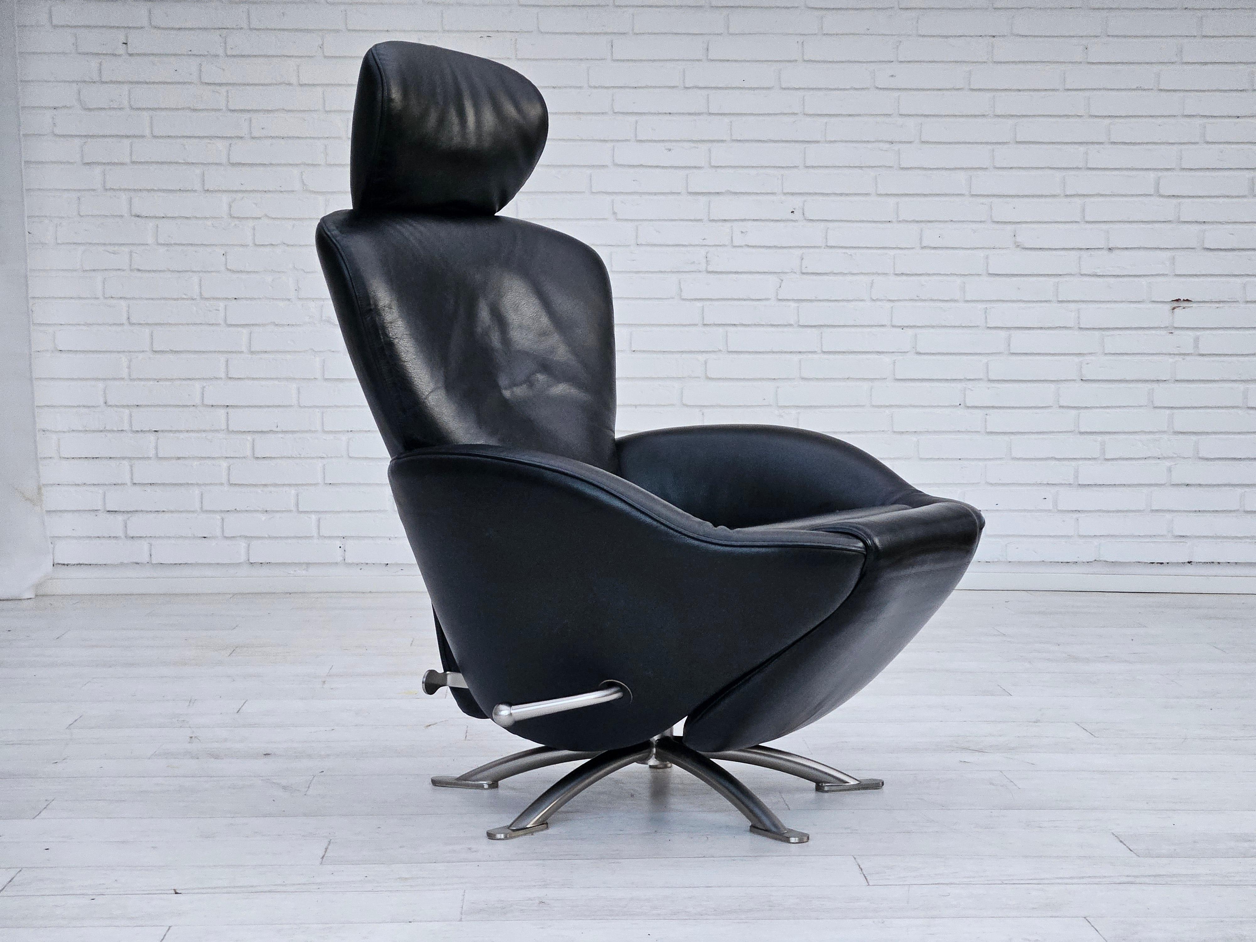 1990s, Japanese design by Toshiyuki Kita for Cassina. Swivel recliner model K10 Dodo in original very good condition. Black leather, stainless steel. Backrest with adjustable tilt and extendable leg support. Manufactured by Italian furniture