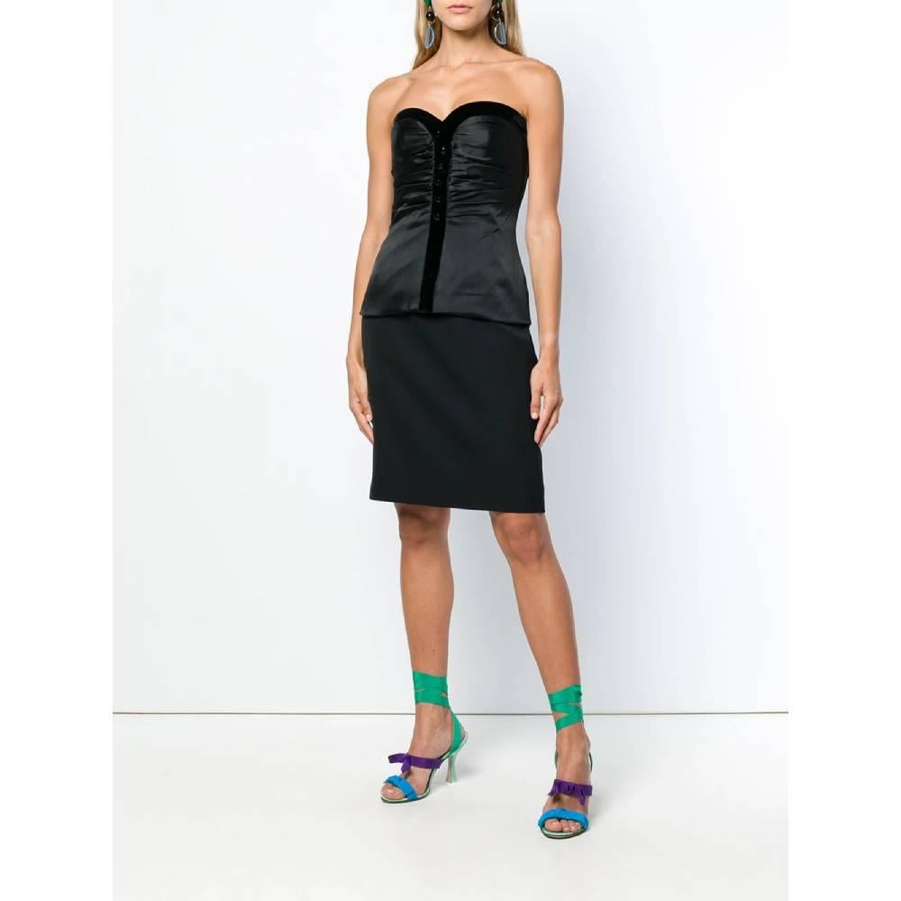 Jean Louis Scherrer black wool skirt. Amphora model with high waist, belt loops, darts at the waist and zip and hook back fastening.

Size: 42 IT

Flat measurements
Lenght: 57 cm
Waist: 36 cm

Product code: A5553

Composition: Wool

Made in: