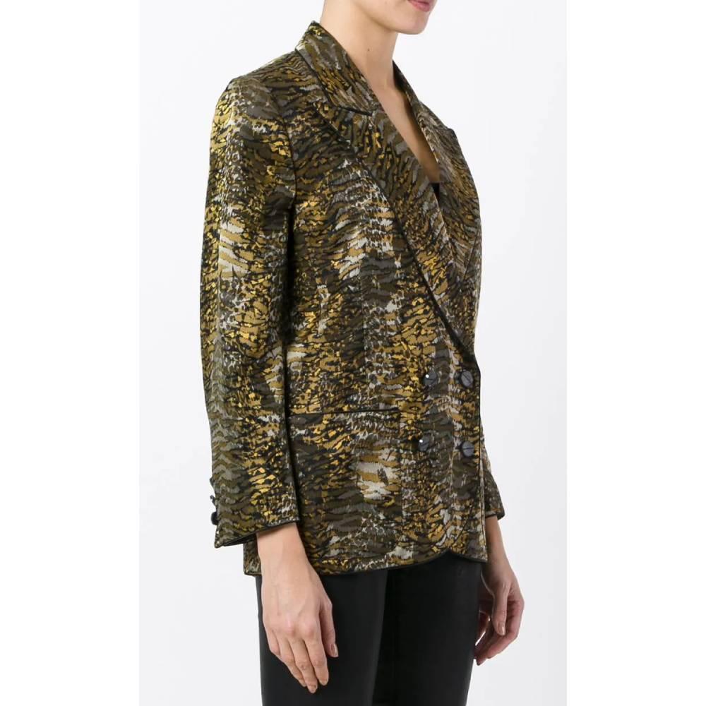 Jean Louis Scherrer animalier blazer with tiger print in brown, black and khaki, classic spear collar, double-breasted closure, contrasting fabric finish, long sleeves. Oversized fit.

Years: 90s

Made in France

Size: 40 FR 

Linear measures

Bust: