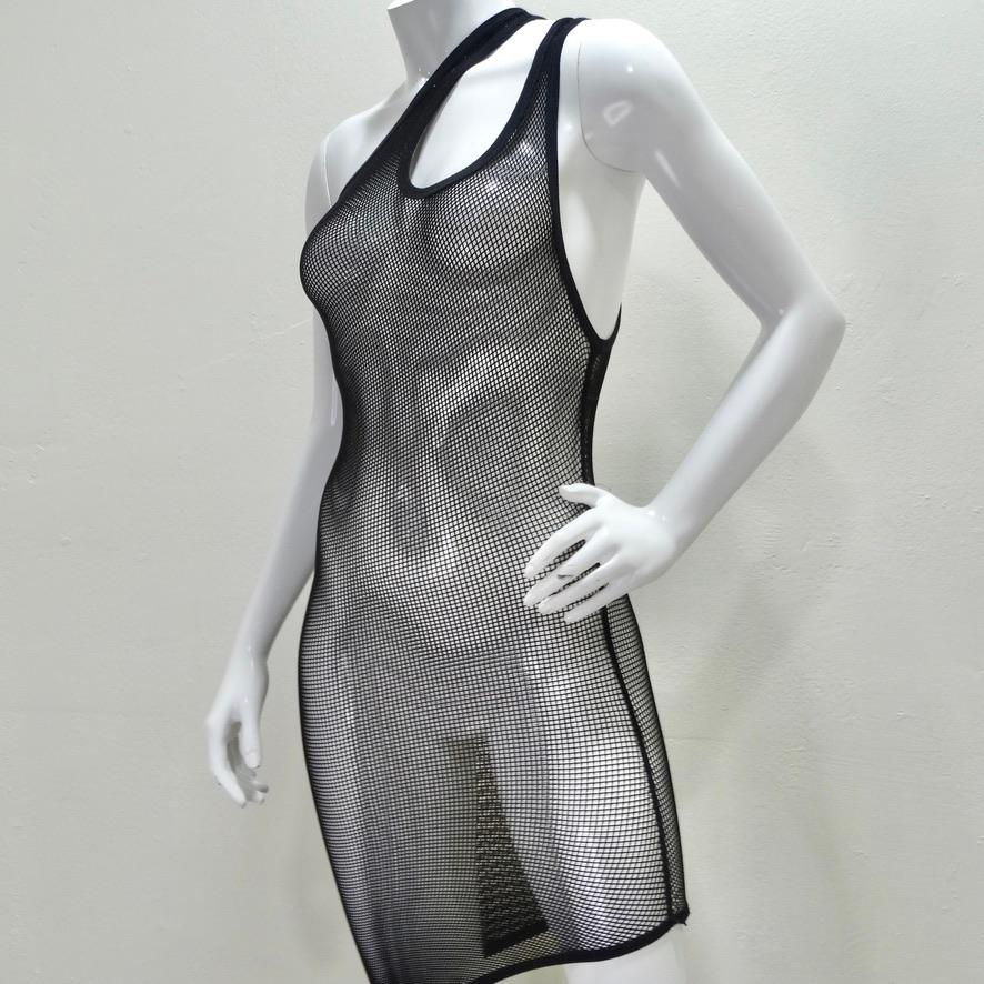 Mettez la main sur cette robe en maille noire emblématique de Jean Paul Gaultier ! Cette robe est tellement élégante et chic ! Jean Paul Gaultier présente sa maille noire emblématique avec cette utilisation simple mais innovante de tissu perforé et