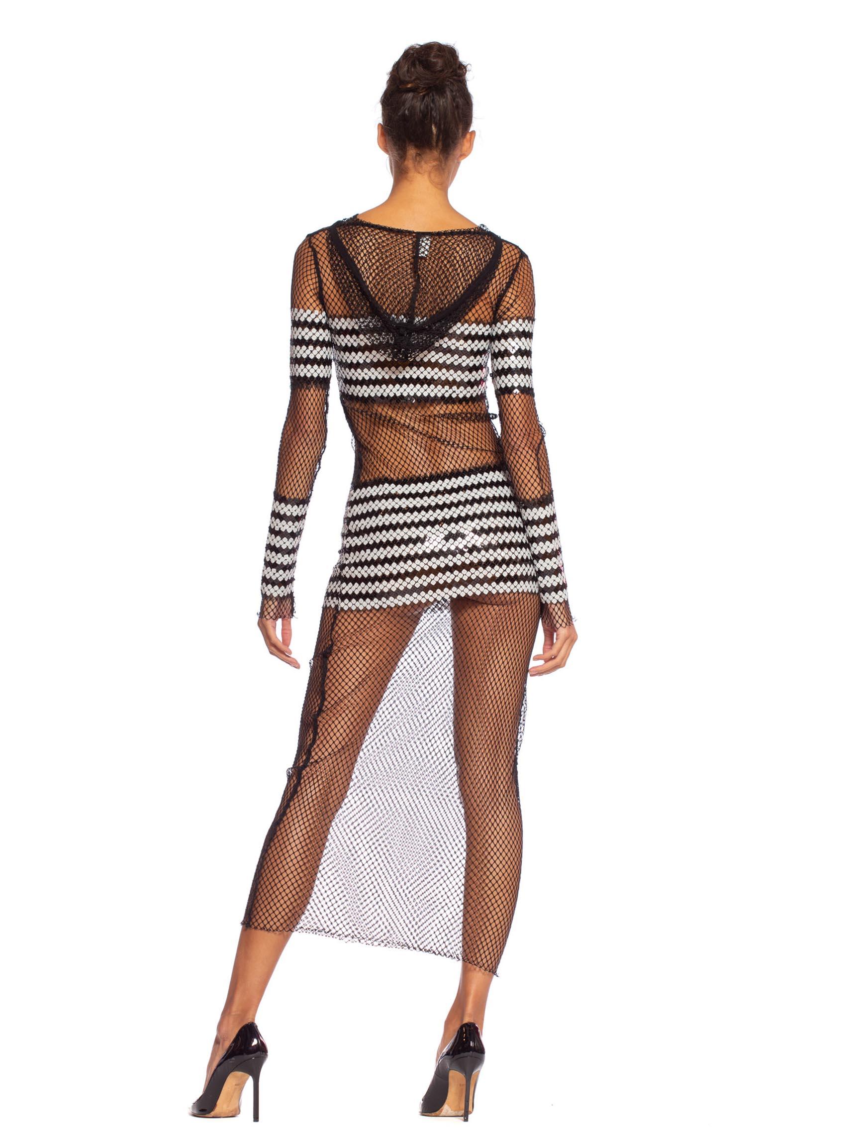 1990S JEAN PAUL GAULTIER Abito nero a rete JPG by Gaultier Jeans, con lustrini e strisce di vela. 2