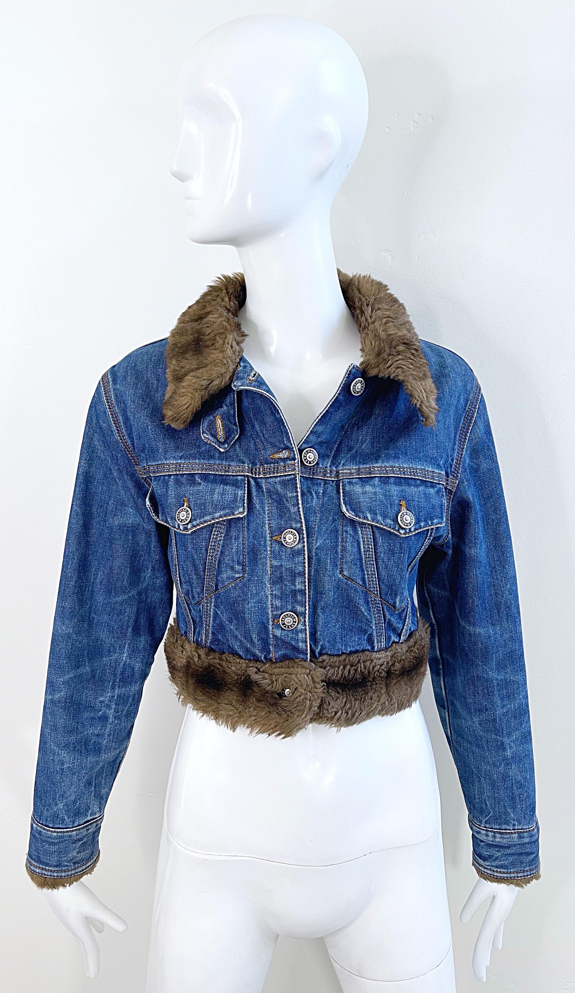 Rare vintage 90s JEAN PAUL GAULTIER denim + fausse fourrure style aviateur cropped jean jacket ! Corsage ajusté avec bouton en relief Up&Up au centre du devant. Peut être porté de multiples façons. 
En très bon état. 
Fabriqué en Italie
Environ