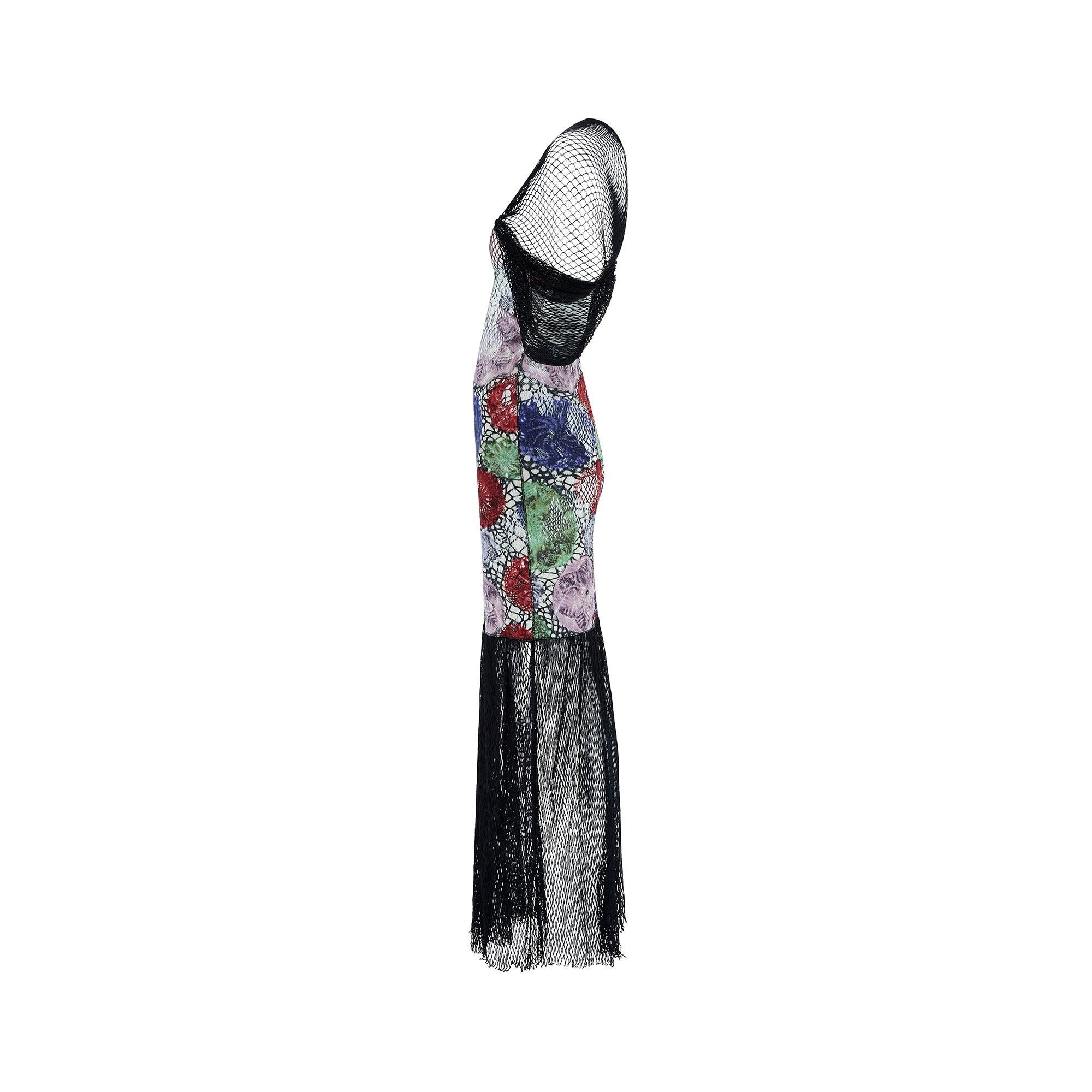 Conçue par Jean Paul Gaultier dans les années 1990, cette robe est une pièce incontournable pour tout collectionneur du créateur français d'avant-garde. Fini avec un filet de pêcheur peekaboo aux épaules et sur la moitié inférieure de la jupe,