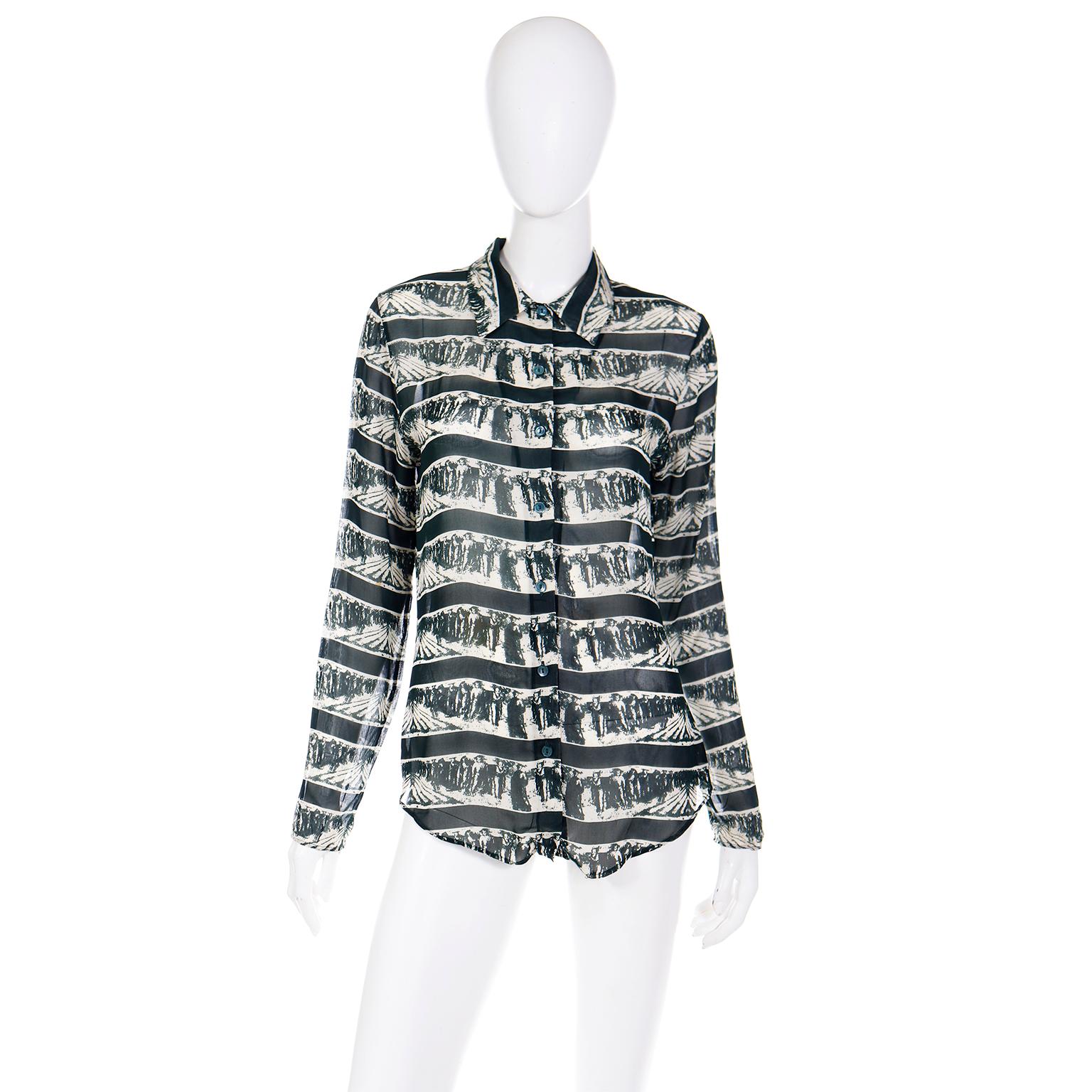 Dies ist ein wirklich Spaß Vintage 1990's Jean Paul Gaultier Shirt in einem großen Vintage Neuheit grafischen Druck. Diese Bluse mit spitzem Kragen ist aus durchsichtigem, waldgrünem und elfenbeinfarbenem Rayon mit perlmuttgrünen, runden Knöpfen in