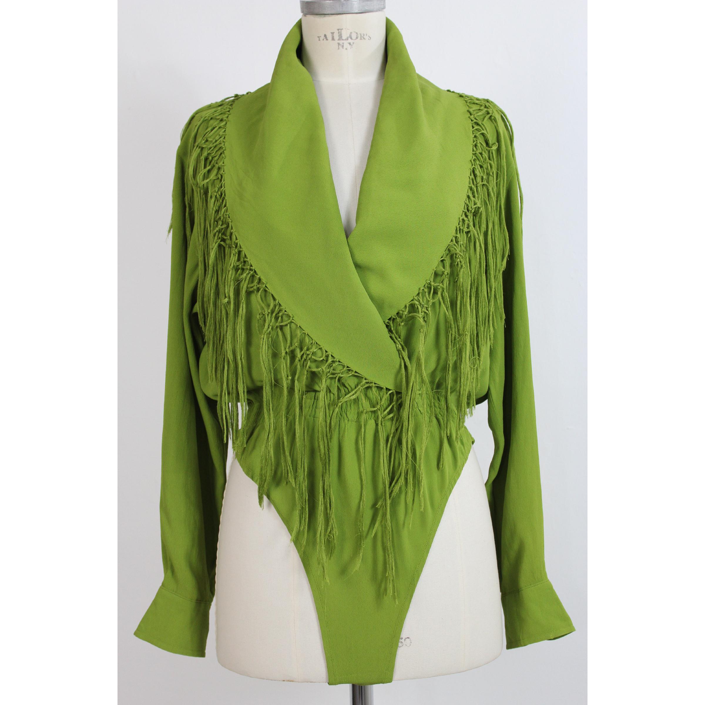 Jean Paul Gaultier vintage shirt for women, green, silk texture. Body model, fringe along the wide neck, band with elastic waist. 90s. Made in Italy. Excellent vintage conditions.

Size: 46 It 12 Us 14 Uk

Shoulder: 46 cm

Bust / Chest: 54