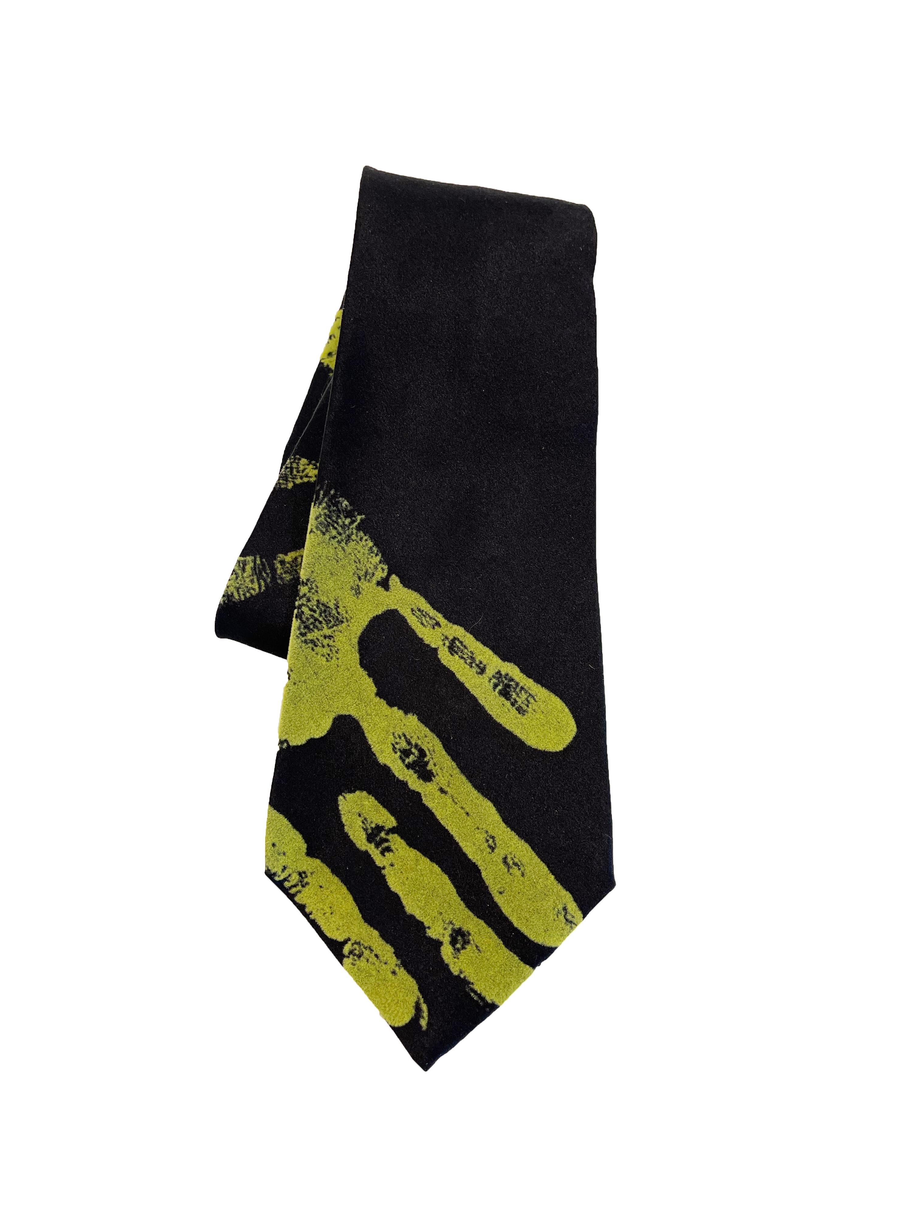 cravate imprimée à la main Jean Paul Gaultier des années 1990 
100% soie 
3.5