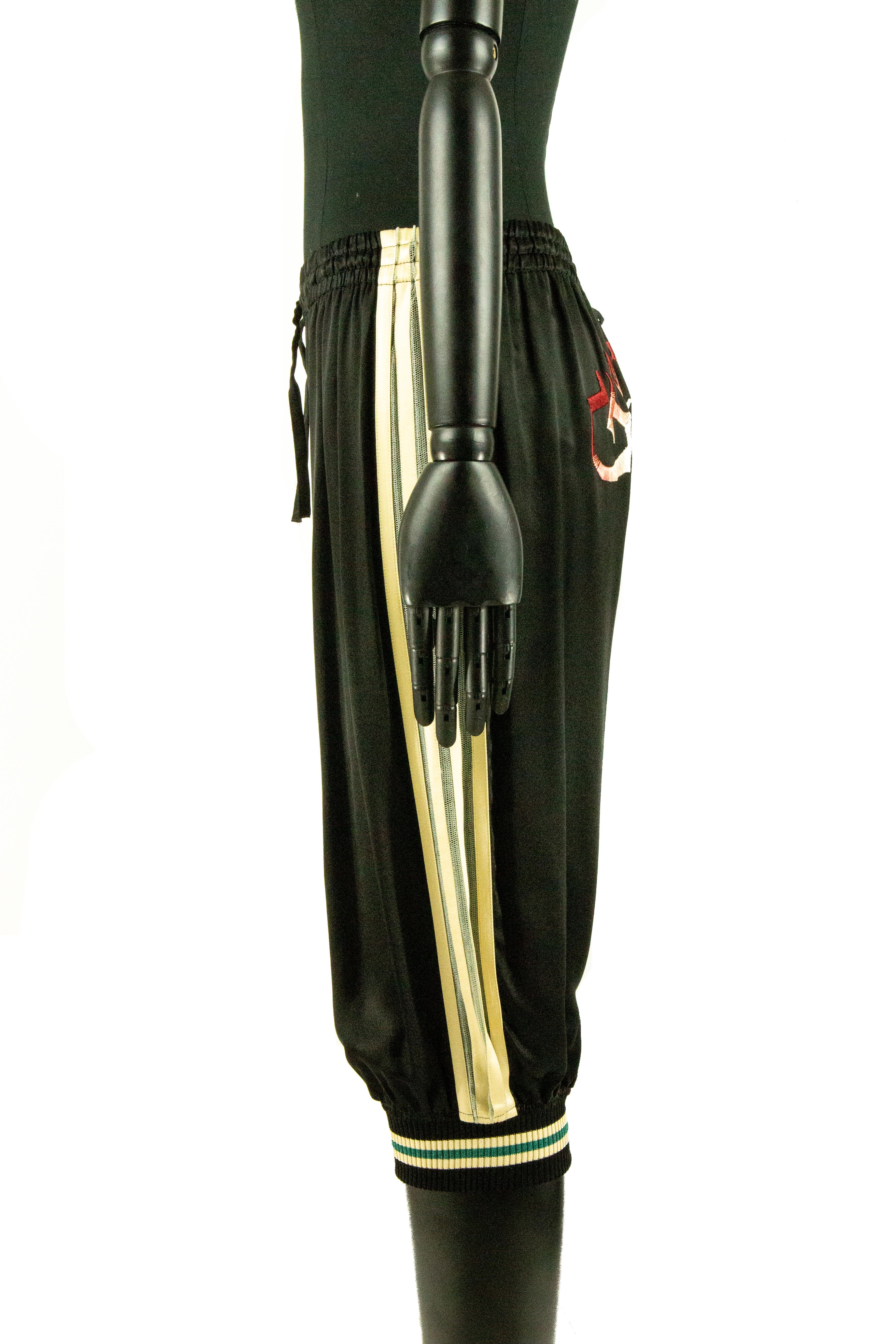 Jean Paul Gaultier Shorts aus schwarzem Satin mit Streifen auf beiden Seiten, Mitte der 1990er Jahre. Die Shorts sind mit Rippbündchen versehen und mit einem elastischen Bund und Kordelzug verstellbar. Auf der Rückseite des Kleidungsstücks ist der