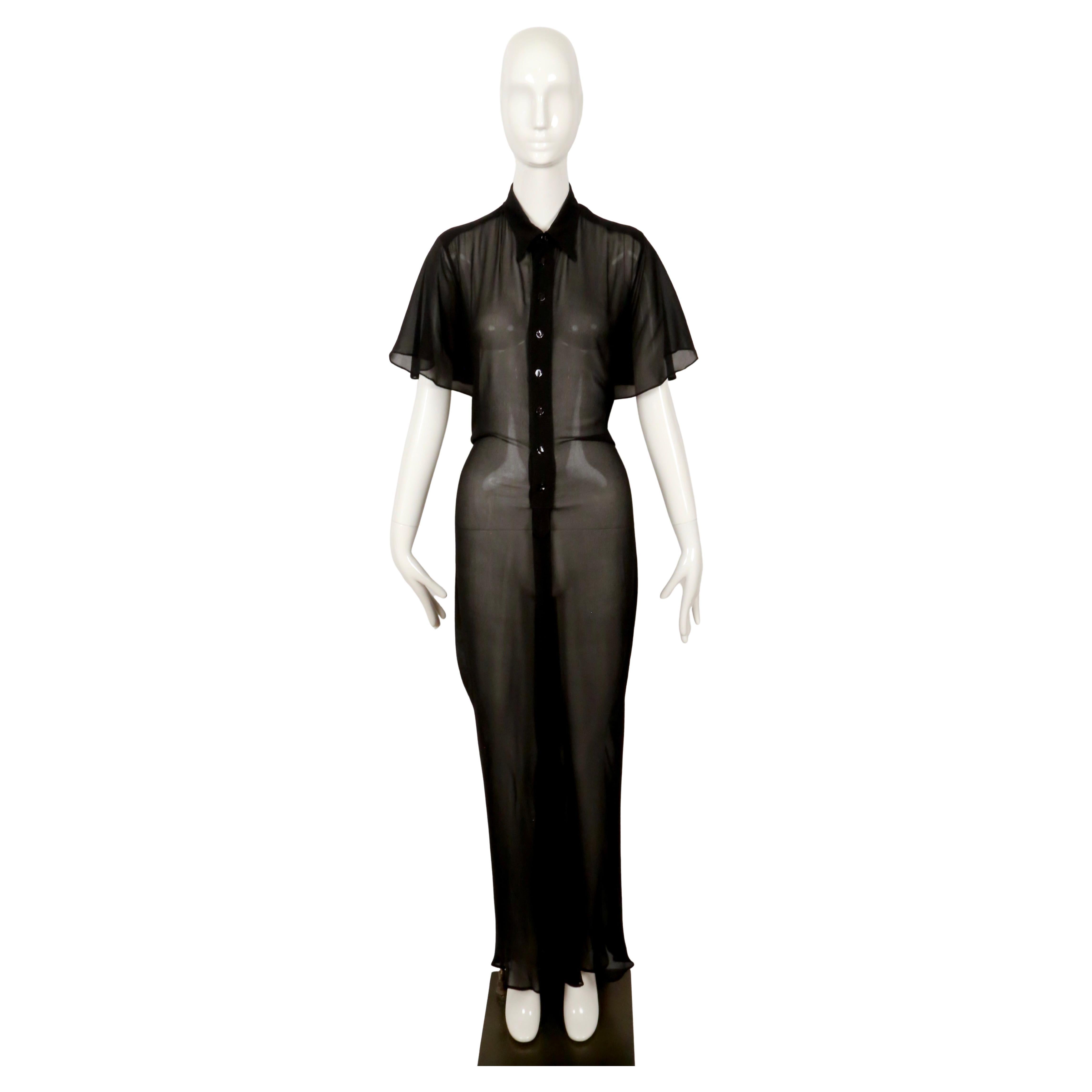 Impresionante vestido negro transparente con corpiño de capelina y espalda con polisón, diseñado por Jean Paul Gaultier a finales de la década de 1990. Talla 40 francesa, aunque este vestido queda pequeño y sería más adecuado para una 36 o 38