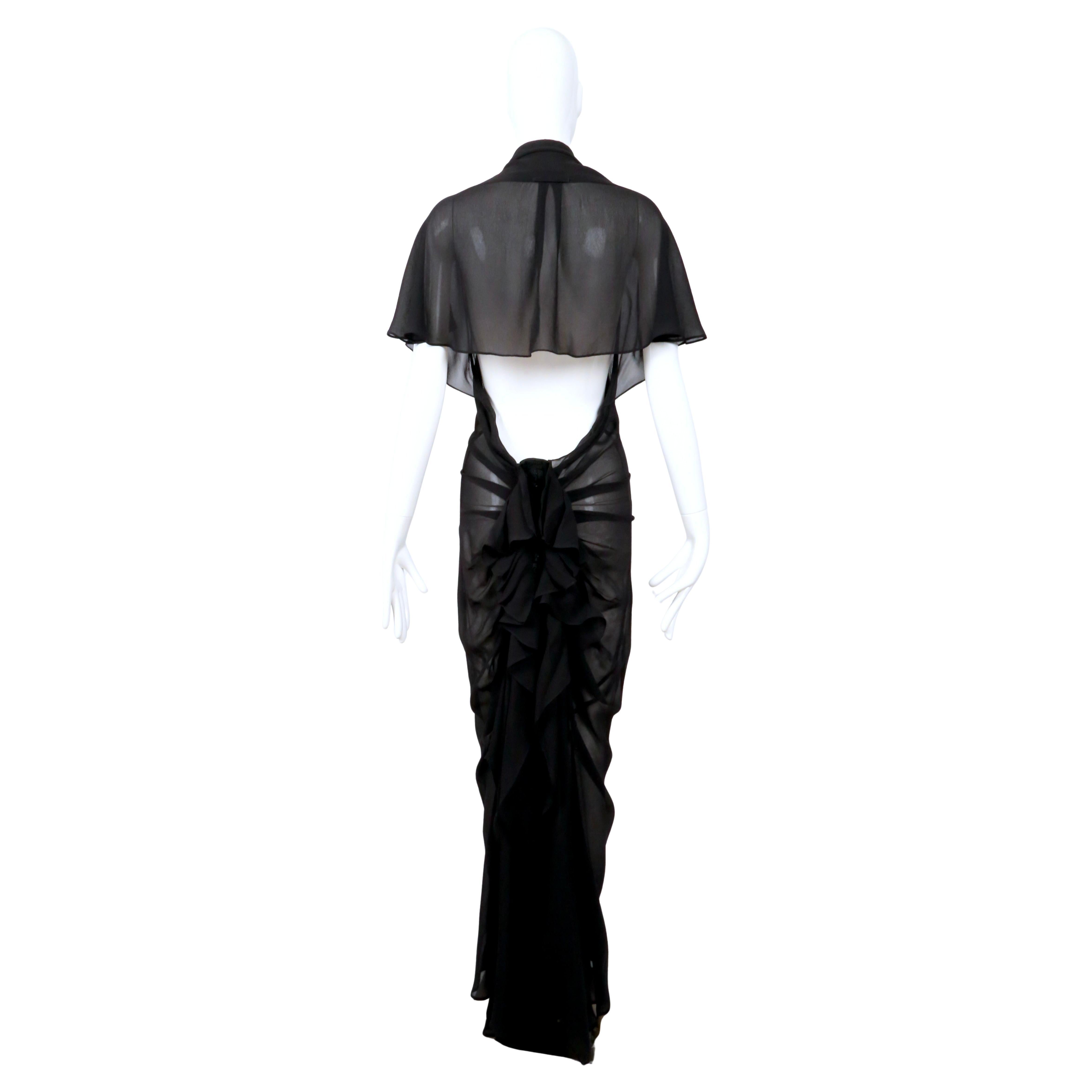 1990 JEAN PAUL GAULTIER vestido negro transparente con capelina y espalda con polisón en venta 4