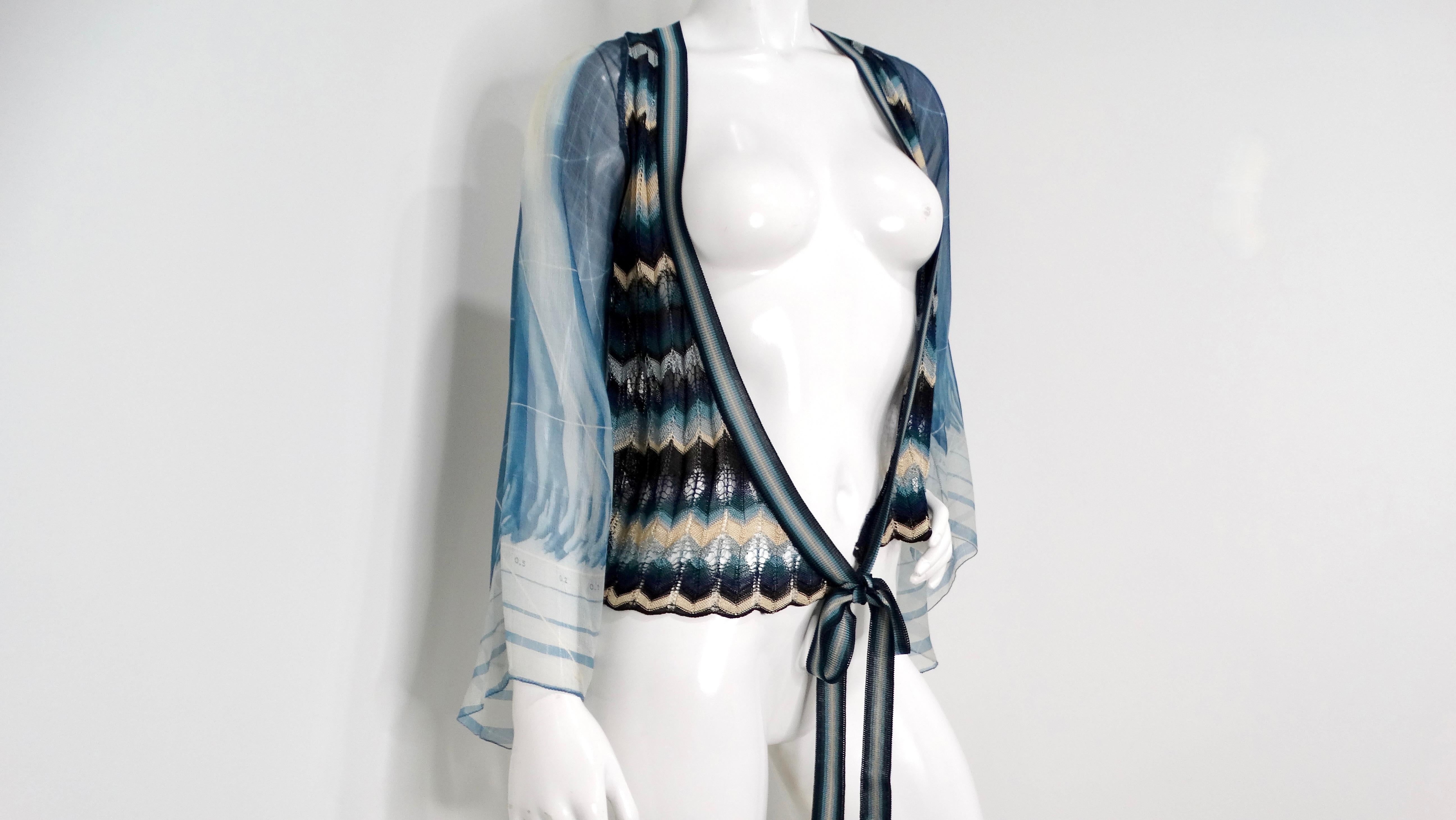 Entra en el reino de la alta costura con este impresionante cárdigan envolvente tipo kimono de punto transparente Jean Paul Gaultier de los años 90. Esta exquisita prenda ejemplifica el innovador enfoque de la moda de Gaultier, con mangas etéreas y