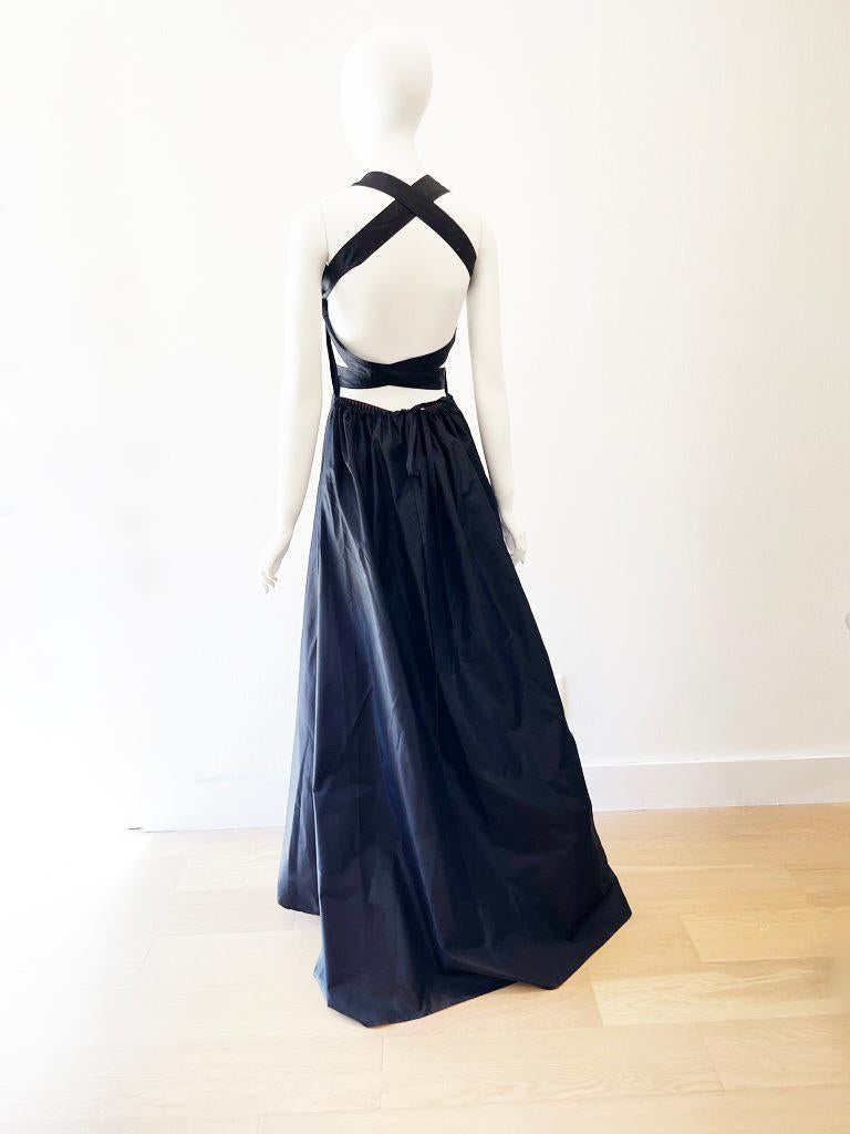 Jean Paul Gaultier Abendkleid aus schwarzer Seide, 1990er Jahre. 
Bandschnürung auf der Rückseite. Zustand: Ausgezeichnet
Größe S/ M 
21,5