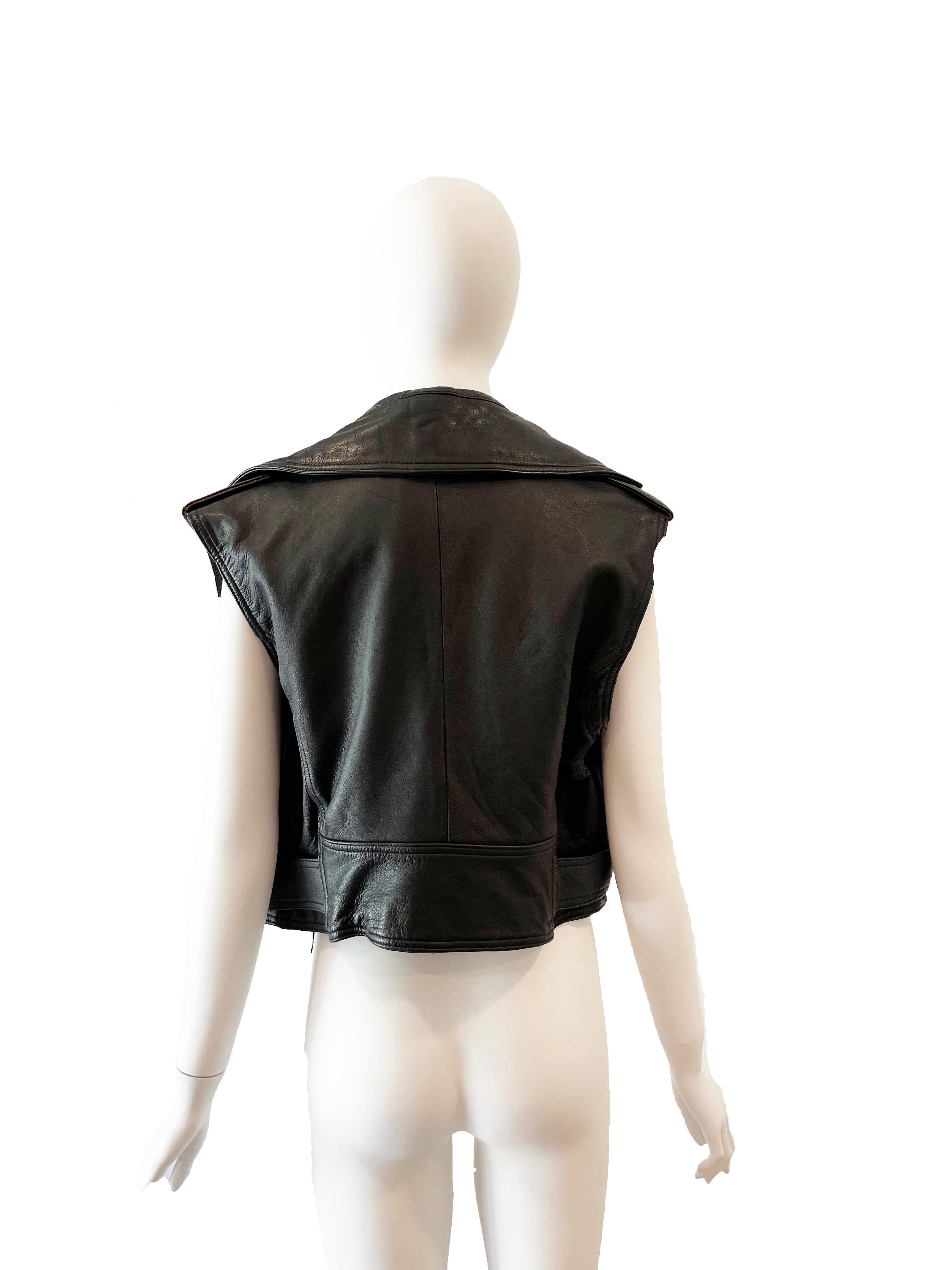 veste en cuir sans manches Jean Paul Gaultier des années 1990
Condition : Bon, usure générale
Taille L 
buste de 42