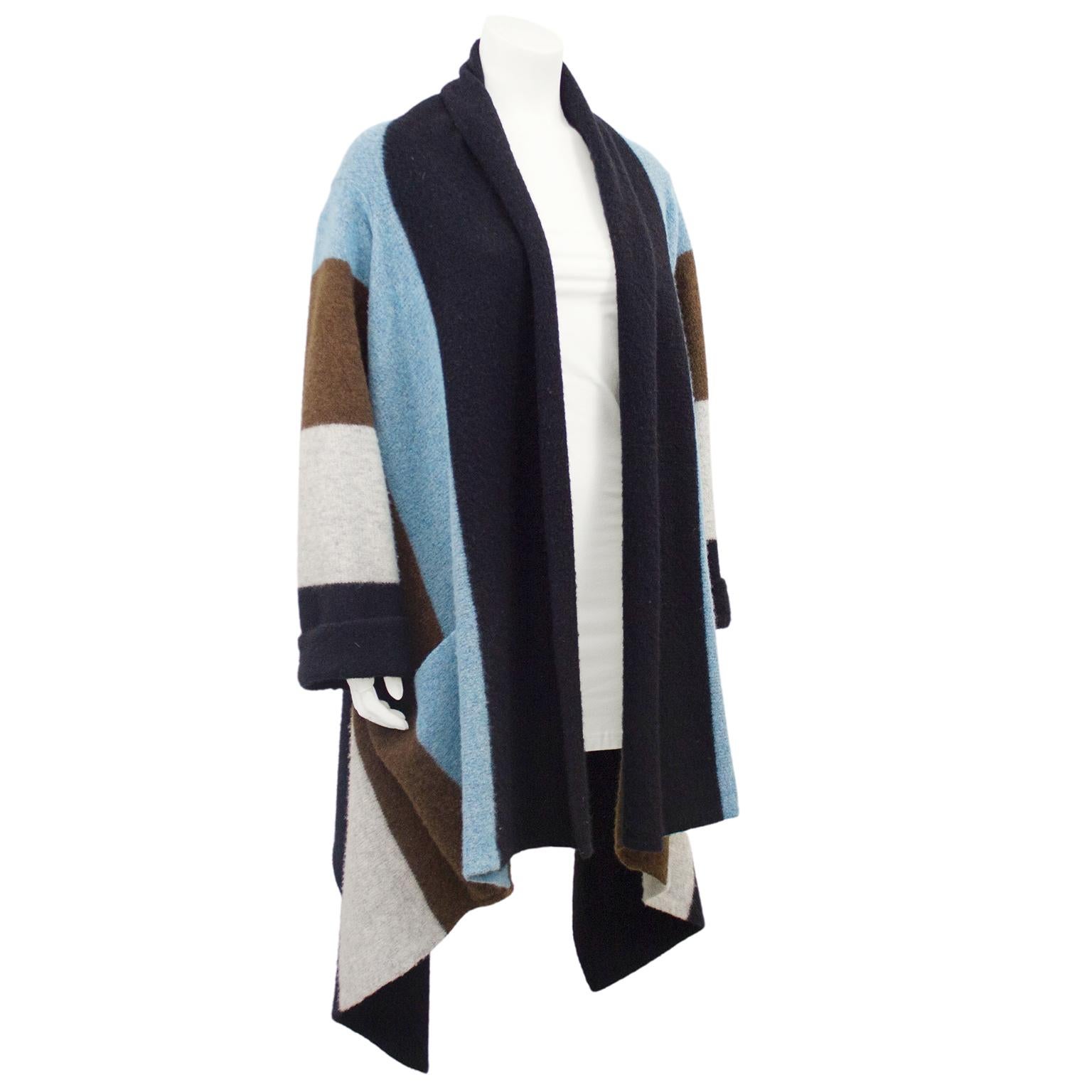 Cardigan long en laine bouillie Jean Paul Gaultier du début des années 1990. Rayures épaisses noires, bleu pâle, marron et crème. Devant ouvert avec ourlet mouchoir et grandes poches plaquées. Non doublé. Très confortable, on a l'impression de