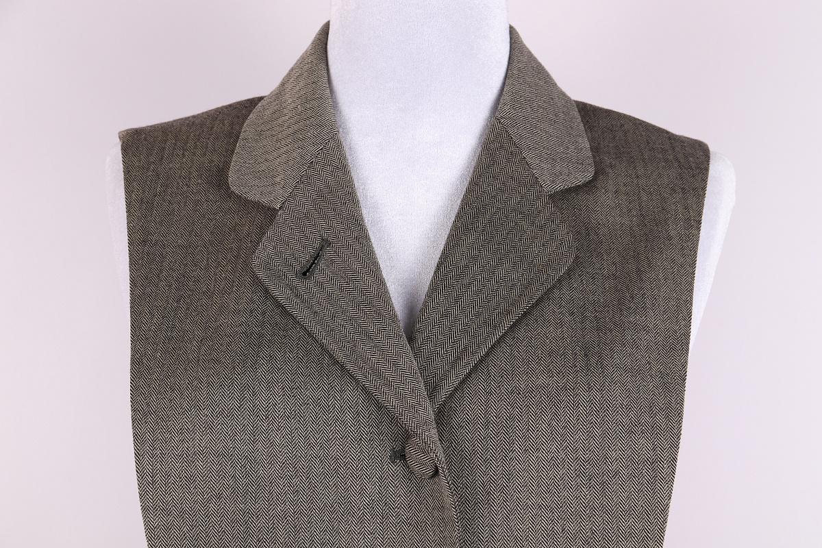 Jean Paul Gaultier Weste

Schultern: 36 cm / 14.17 in
Länge: 43 cm / 16.93 in

Schaufensterpuppe: 84,5 cm x 62 cm x 91 cm
Schaufensterpuppe: 33.35 in x 24.49 in x 35.79 in

Größe 40

Ausgezeichneter Zustand