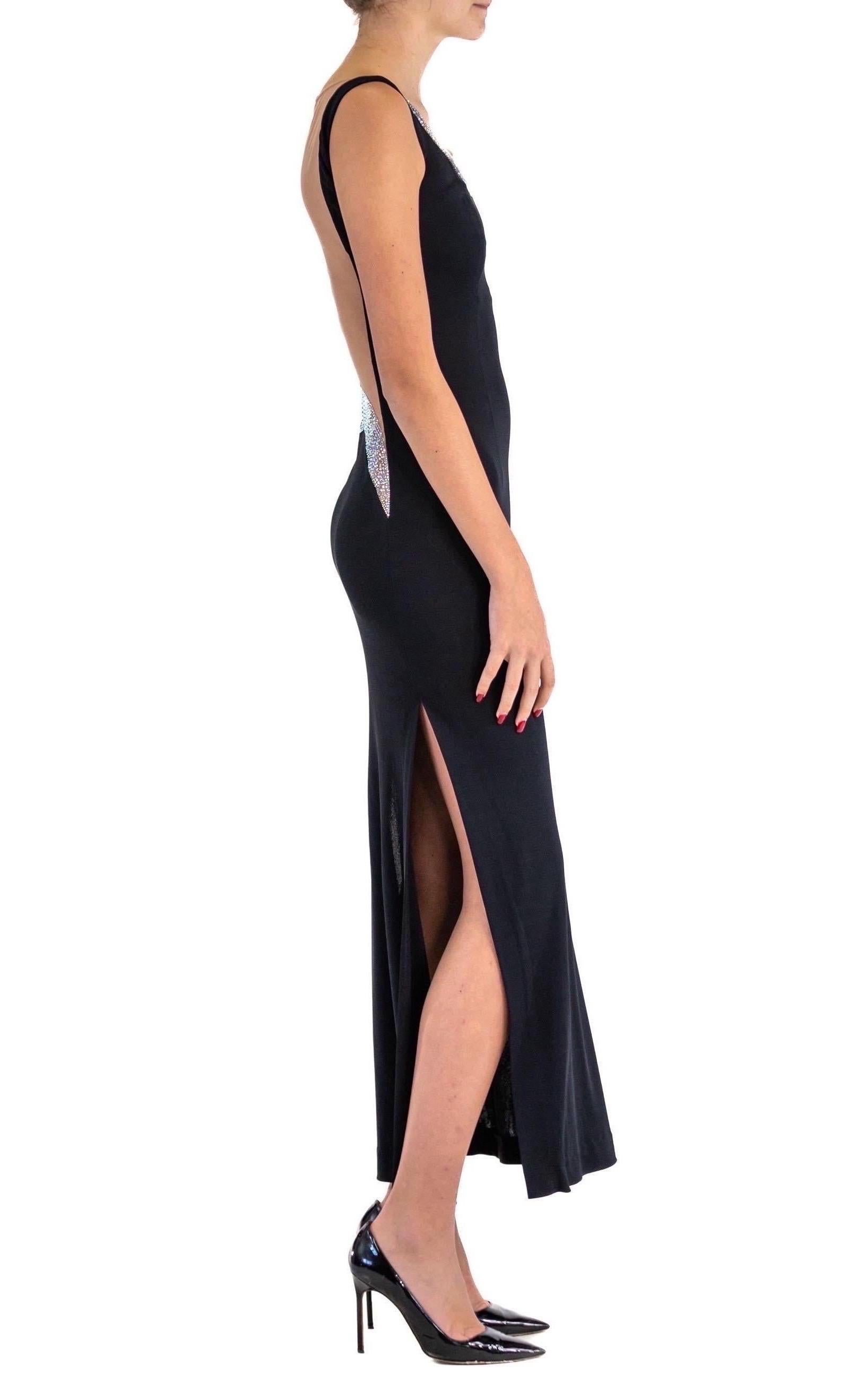 1990er JIKI Schwarzes Slinky Rayon Jersey-Kleid mit kristallbedecktem Mesh-Ausschnitt für Damen oder Herren im Angebot