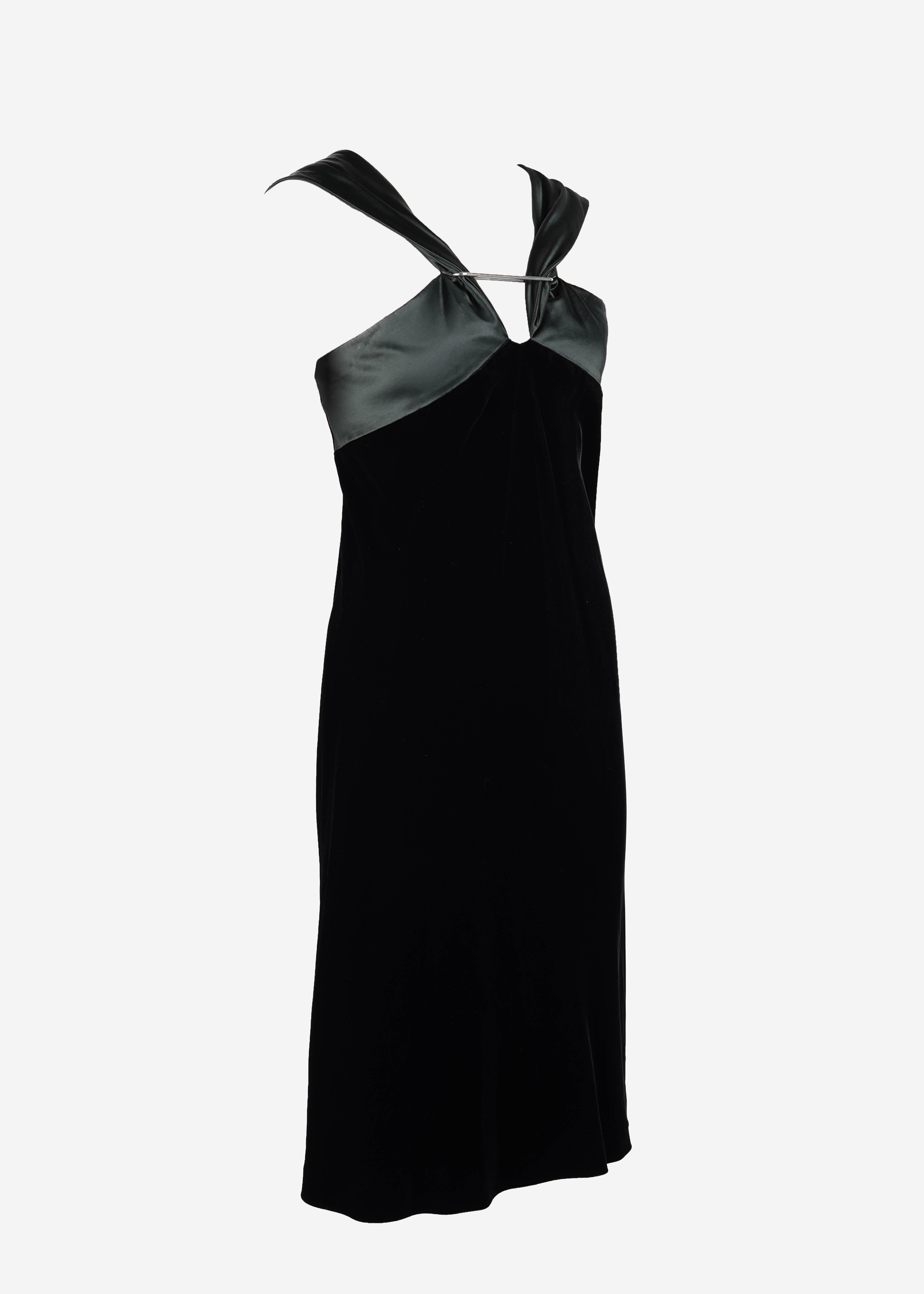 Dieses atemberaubende Kleid von Jil Sander aus den 1990er Jahren verkörpert die minimalistische Raffinesse und architektonische Präzision der Marke aus ihrer ikonischsten Ära. Der Körper ist aus reichem schwarzem Samt gefertigt, der an der Brust und