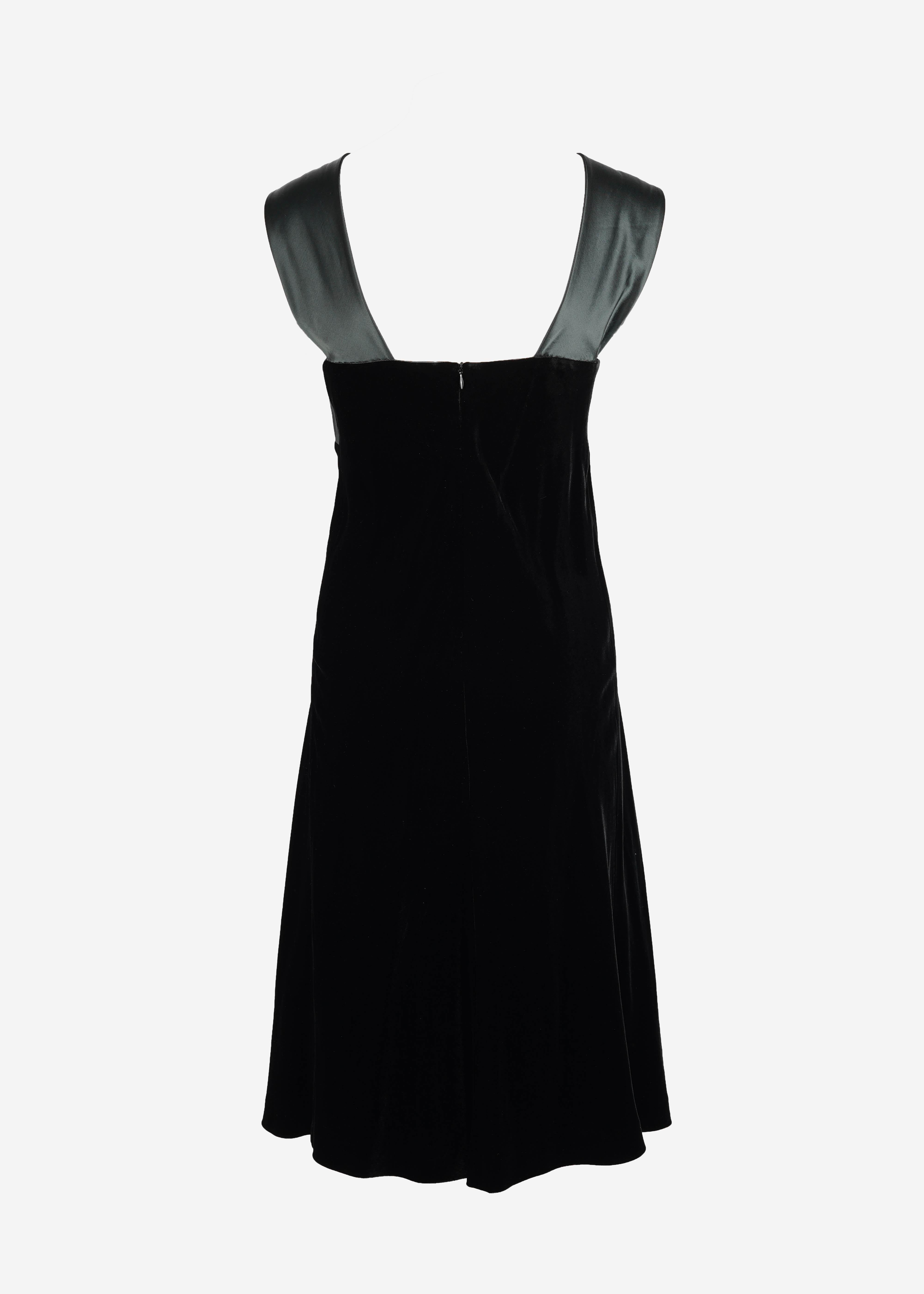 1990er Jil Sander Schwarzes Samtkleid mit schimmerndem dunkelwaldgrünem Satineinsatz im Zustand „Gut“ im Angebot in Berlin, DE
