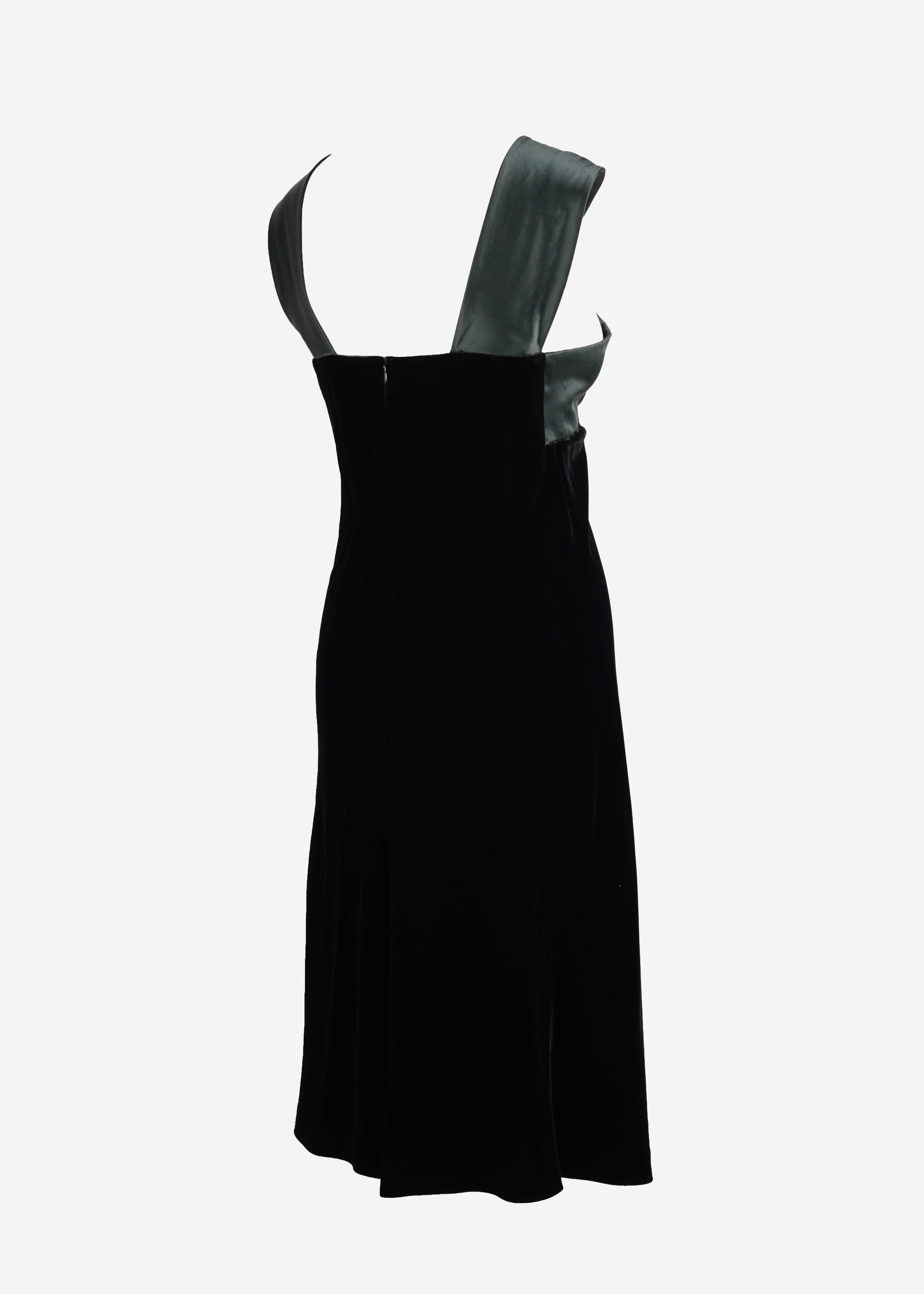 1990er Jil Sander Schwarzes Samtkleid mit schimmerndem dunkelwaldgrünem Satineinsatz Damen im Angebot