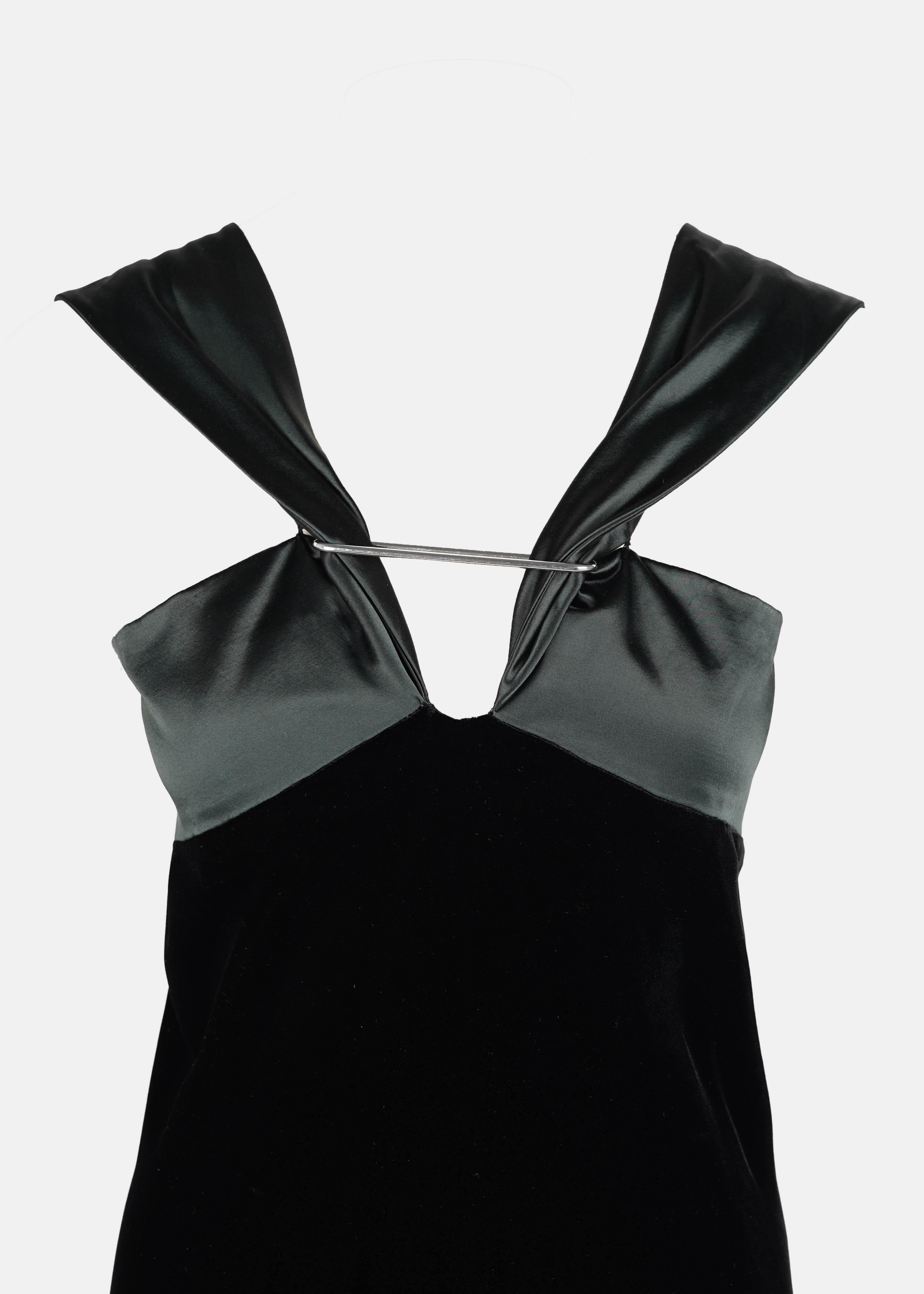 1990er Jil Sander Schwarzes Samtkleid mit schimmerndem dunkelwaldgrünem Satineinsatz im Angebot 1