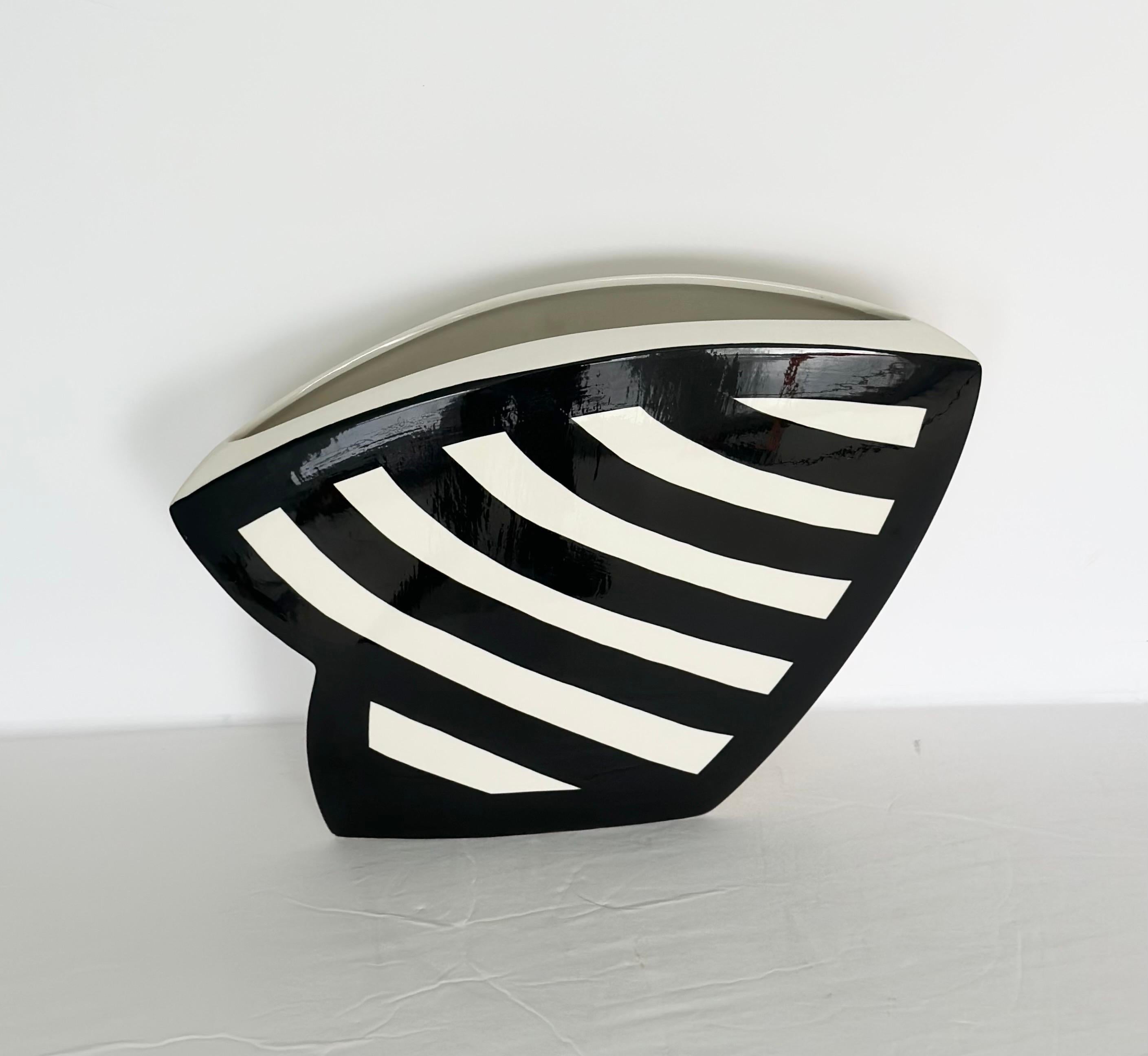 Wir freuen uns sehr, Ihnen eine atemberaubende Keramikvase des Designers John Bergen aus den 1990er Jahren anbieten zu können.  Diese Keramikvase verkörpert mit ihrer amorphen Form postmoderne Attribute, indem sie eine traditionelle Symmetrie