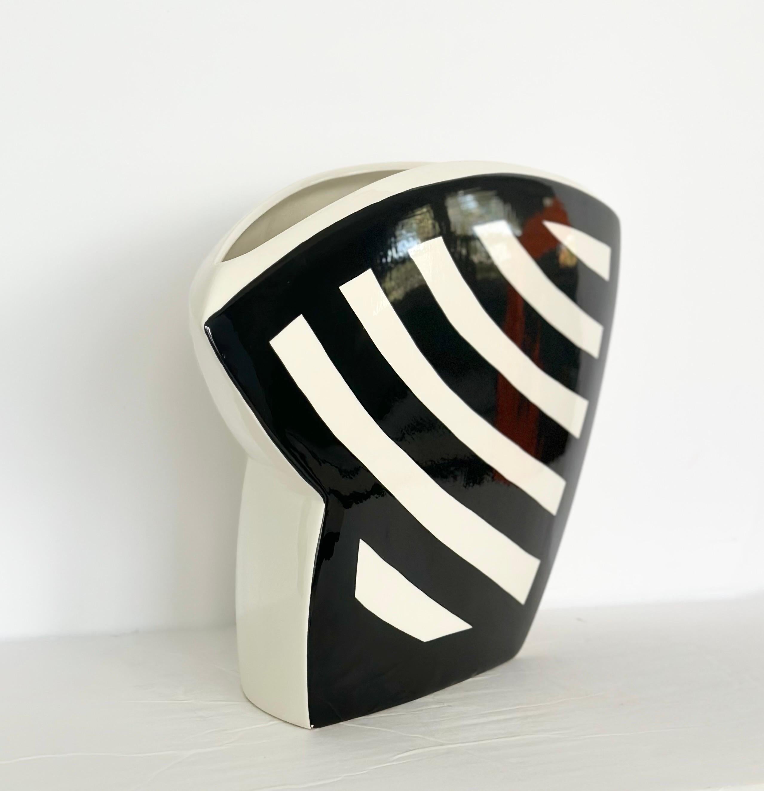 1990er John Bergen Studio Postmoderne schwarz-weiße amorphe Keramikvase  (Ende des 20. Jahrhunderts) im Angebot