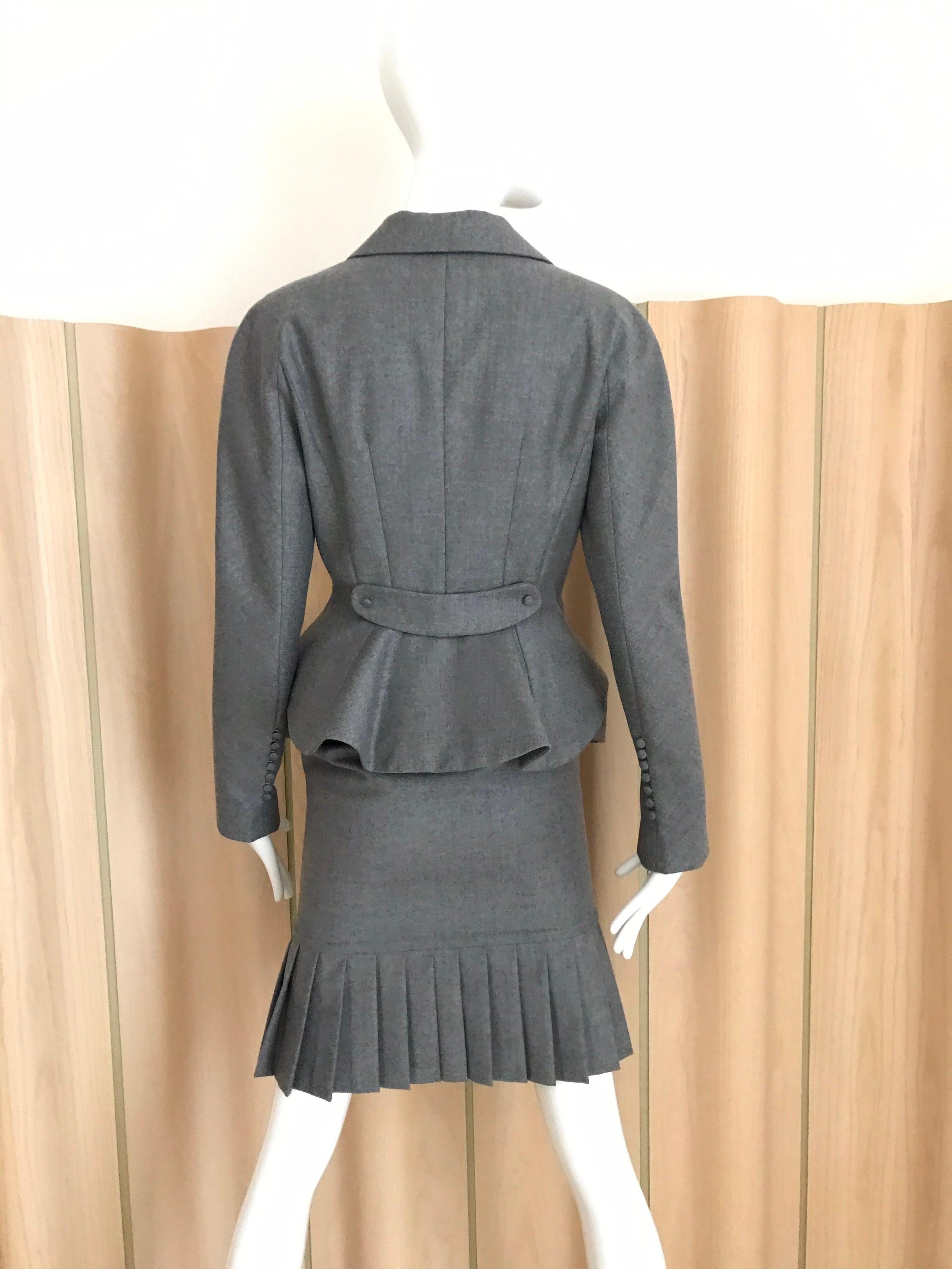 90s John Galliano Grey Cashmere Wool Peplum Suits lined in silk.
Jacket size fit size 4 : Bust: 34 inches/ Waist: 28” / Hip: 32”
Skirt waist: 26 inches/ Hip: 34 inches/ Skirt length: 28.5”