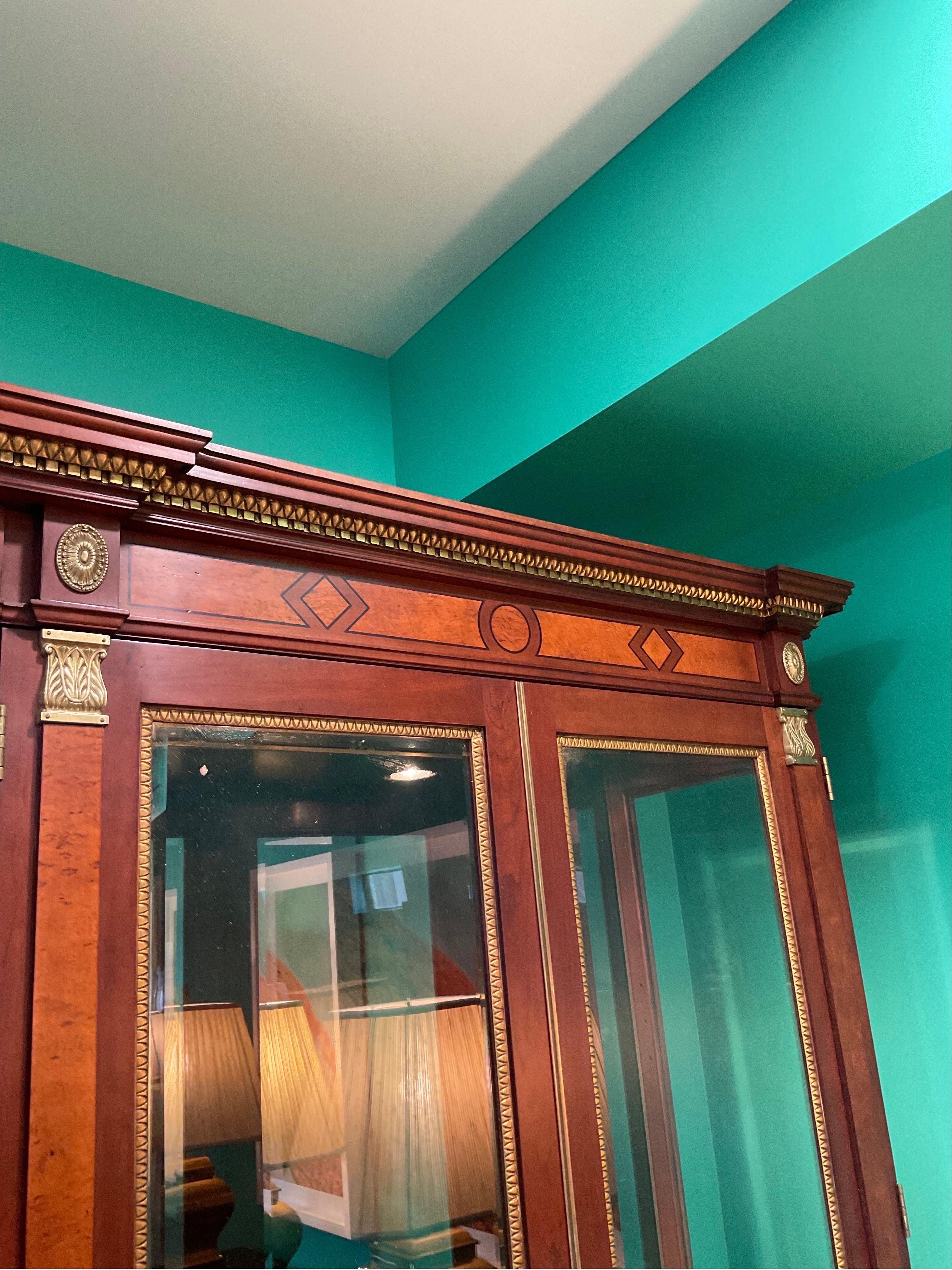 Empire Armoire néoclassique John Widdicomb n° 5588 des années 1990 en vente