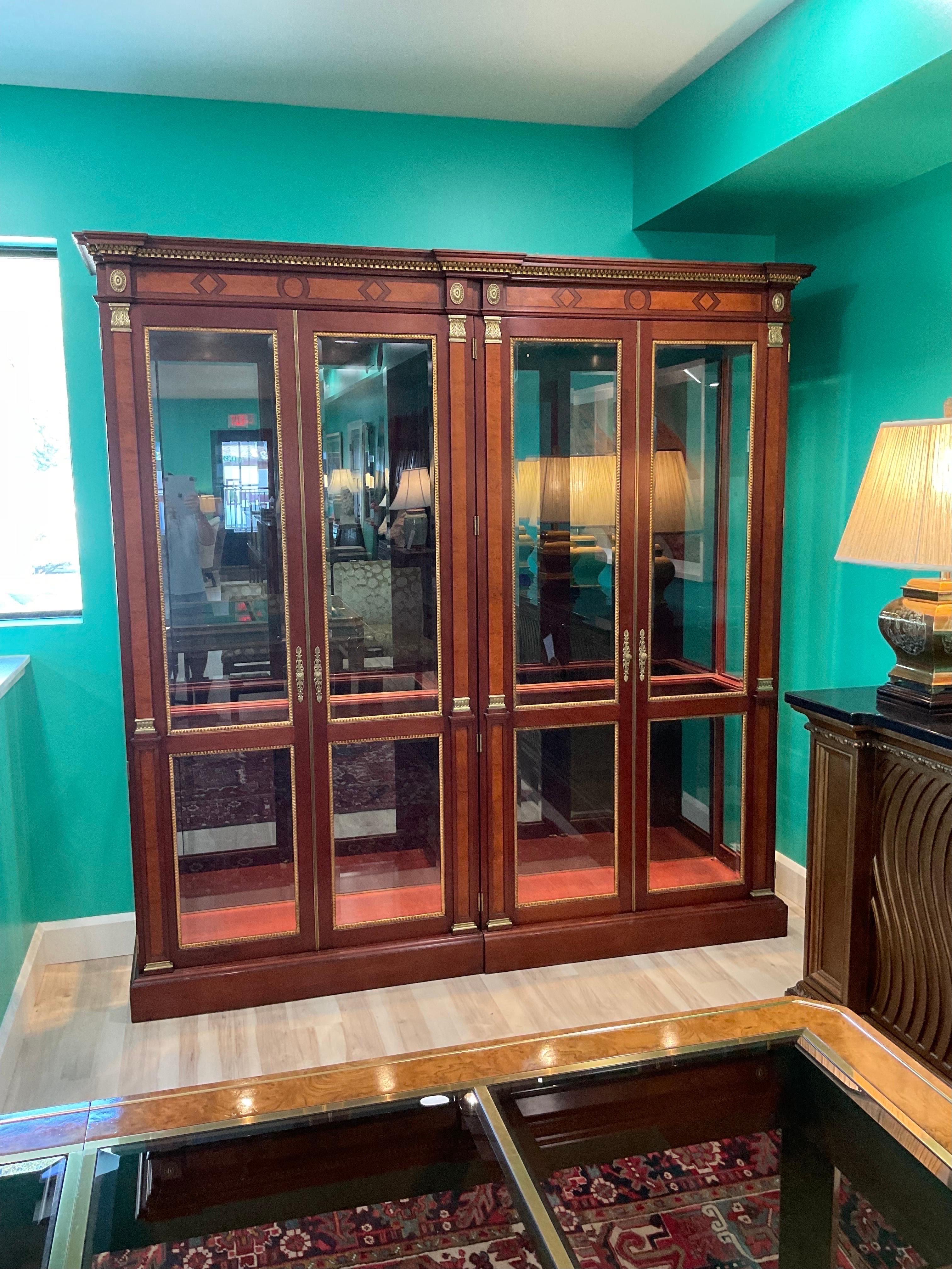 Américain Armoire néoclassique John Widdicomb n° 5588 des années 1990 en vente