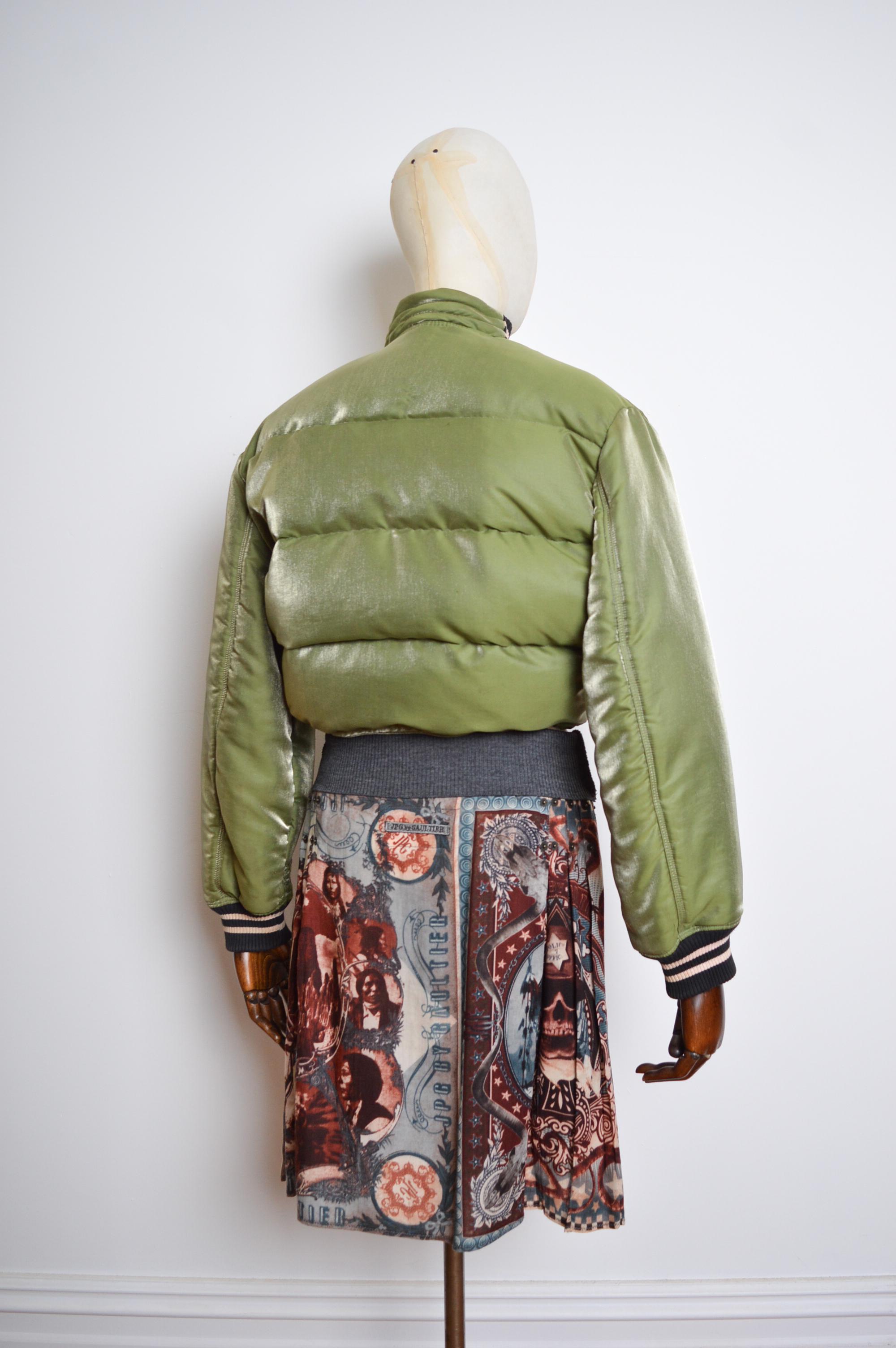 JEAN PAUL GAULTIER Blouson bombardier court vert kaki avec capuche, années 1990 en vente 1