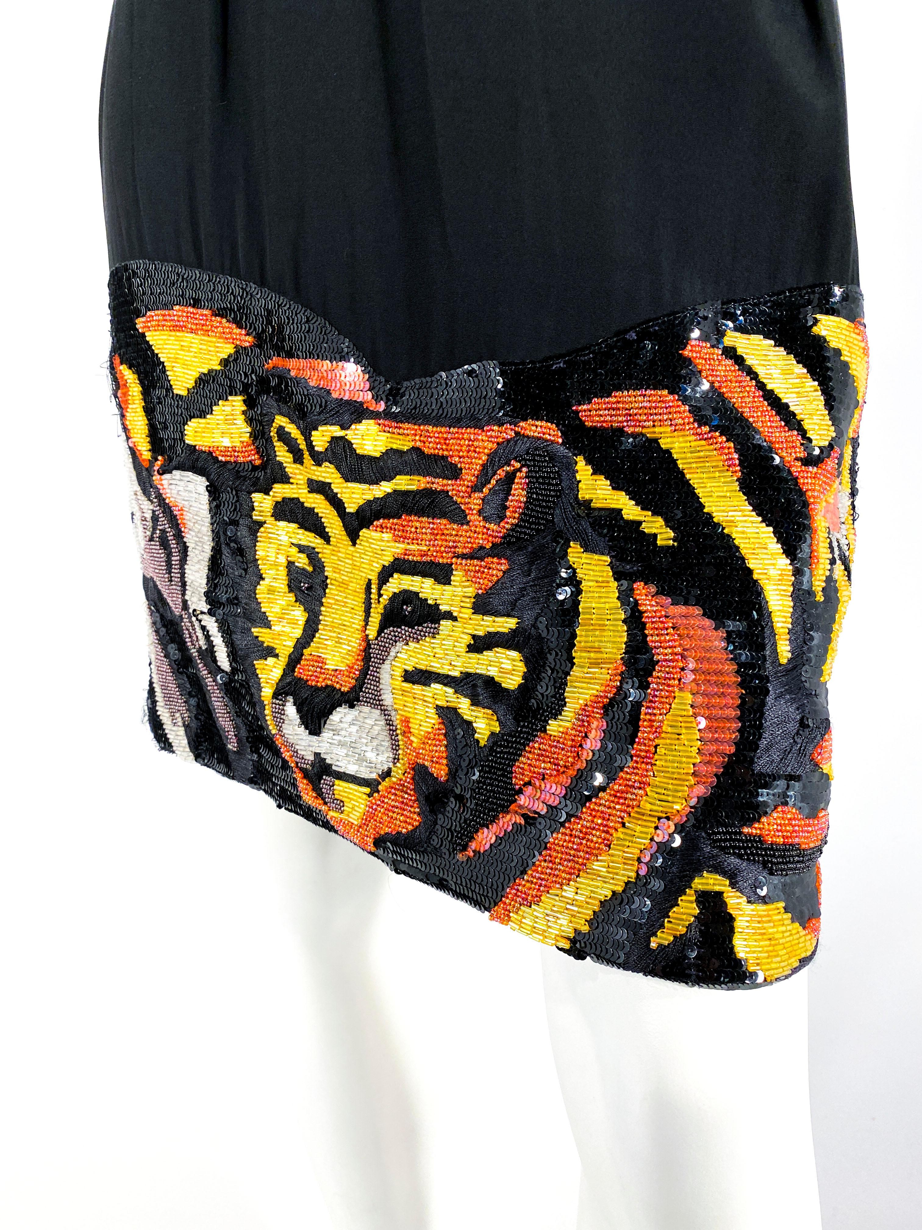 Le skreit pictural en soie noire des années 1990, fortement perlé, représente environ un tiers de l'ensemble de la jupe. Les perles représentent quelques tigres et un zèbre. L'ourlet se situe au-dessus du genou et le dos est doté d'une fermeture à