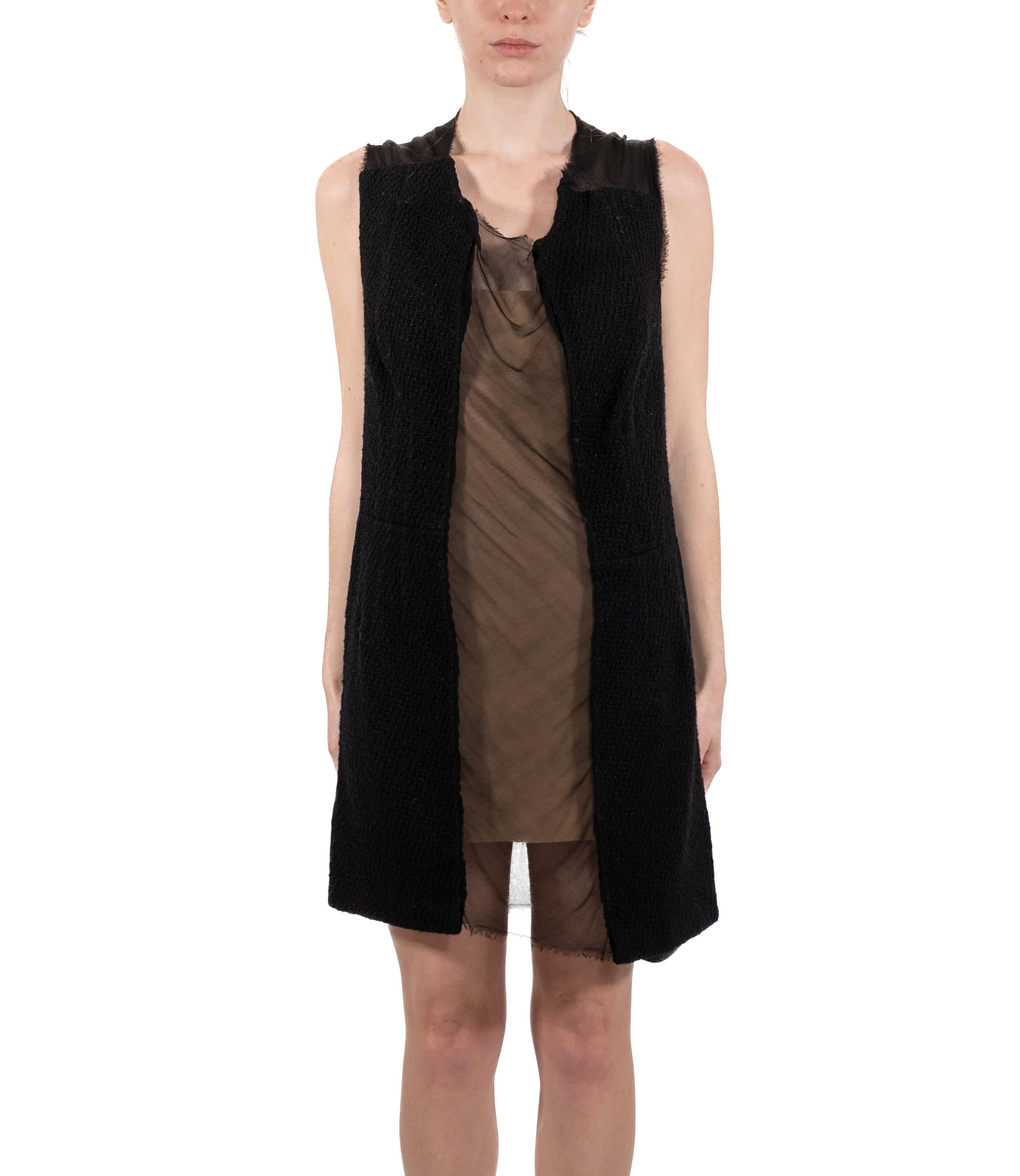 1990S JUNYA WATANABE COMME DES GARCONS Schwarzes Kleid aus durchsichtiger Seide, Chiffon und Wolle, dekonstruiert
MORPHEW VINTAGE repräsentiert die schönsten Stücke vergangener Moden. Sie stammen aus der ganzen Welt und reichen bis zu einem