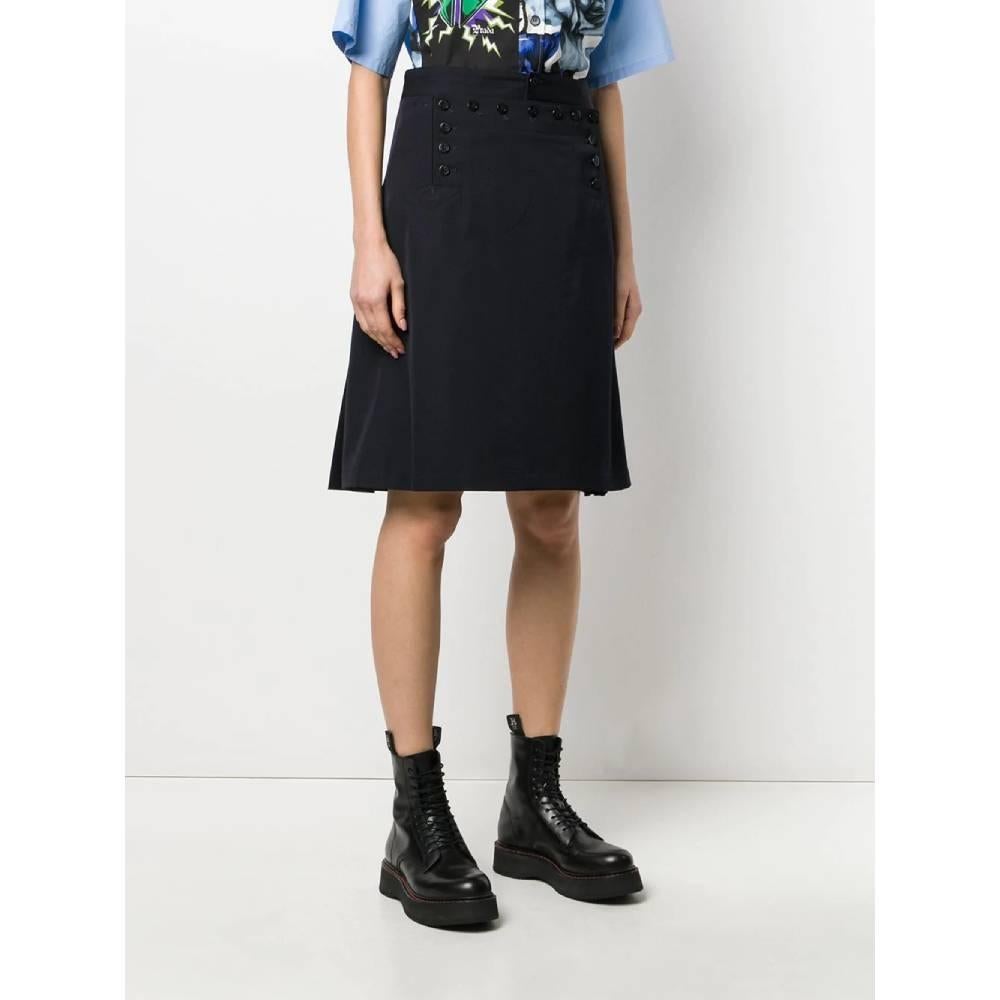 Junya Watanabe COMME des GARÇONS skirt in black wool with decorative buttons. Trapeze model with high waist and pleated on the back. Above the knee length.
Years: 90s 

Made in Japan

Size: S

Flat measurements:

Height: 59 cm
Waist: 38 cm 