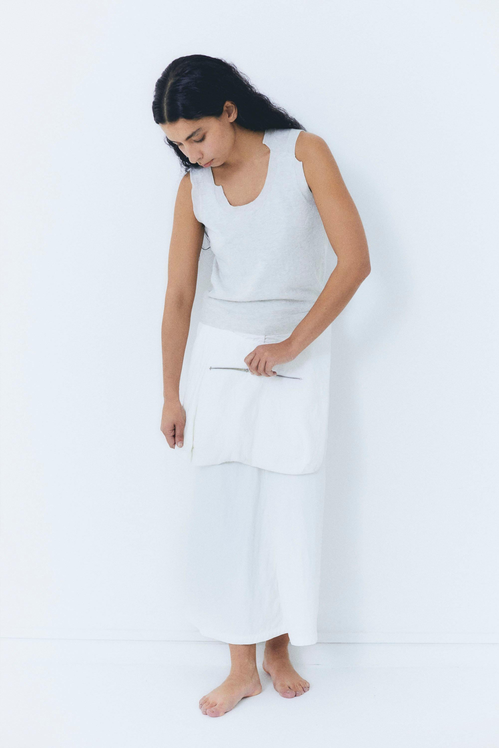 1990s Junya Watanabe ‘Quilted’ utility skirt. A-line maxi skirt, large front pocket/pouch with zip. White.
Very good condition. 