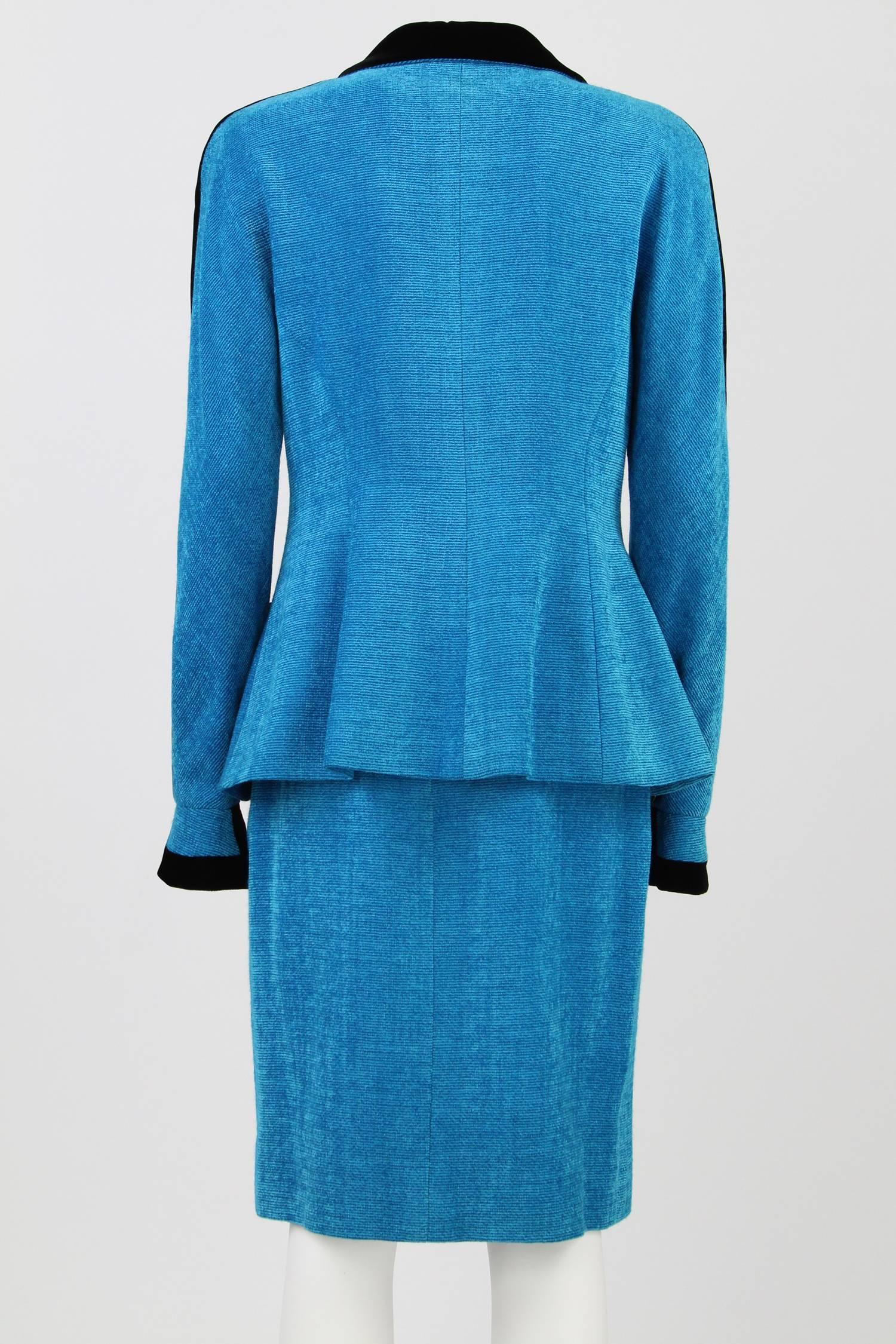 Classy blue skirt suit by Karl Lagerfeld. The jacket has black velvet trimmings,  two front pockets and raglan cut sleeves. 
Wool and rayon blend.
It is kept in very good conditions.
Size 42 FR.

Measurements.
Jacket: 70 cm (length) x 46