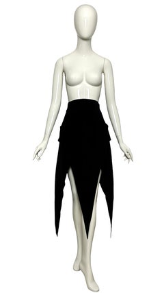Jupe trapèze en daim noir issue de la collection de défilé Karl Lagerfeld automne-hiver 1993