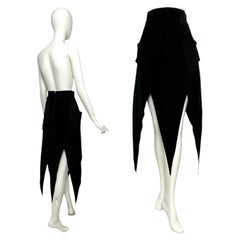 Jupe trapèze en daim noir issue de la collection de défilé Karl Lagerfeld automne-hiver 1993