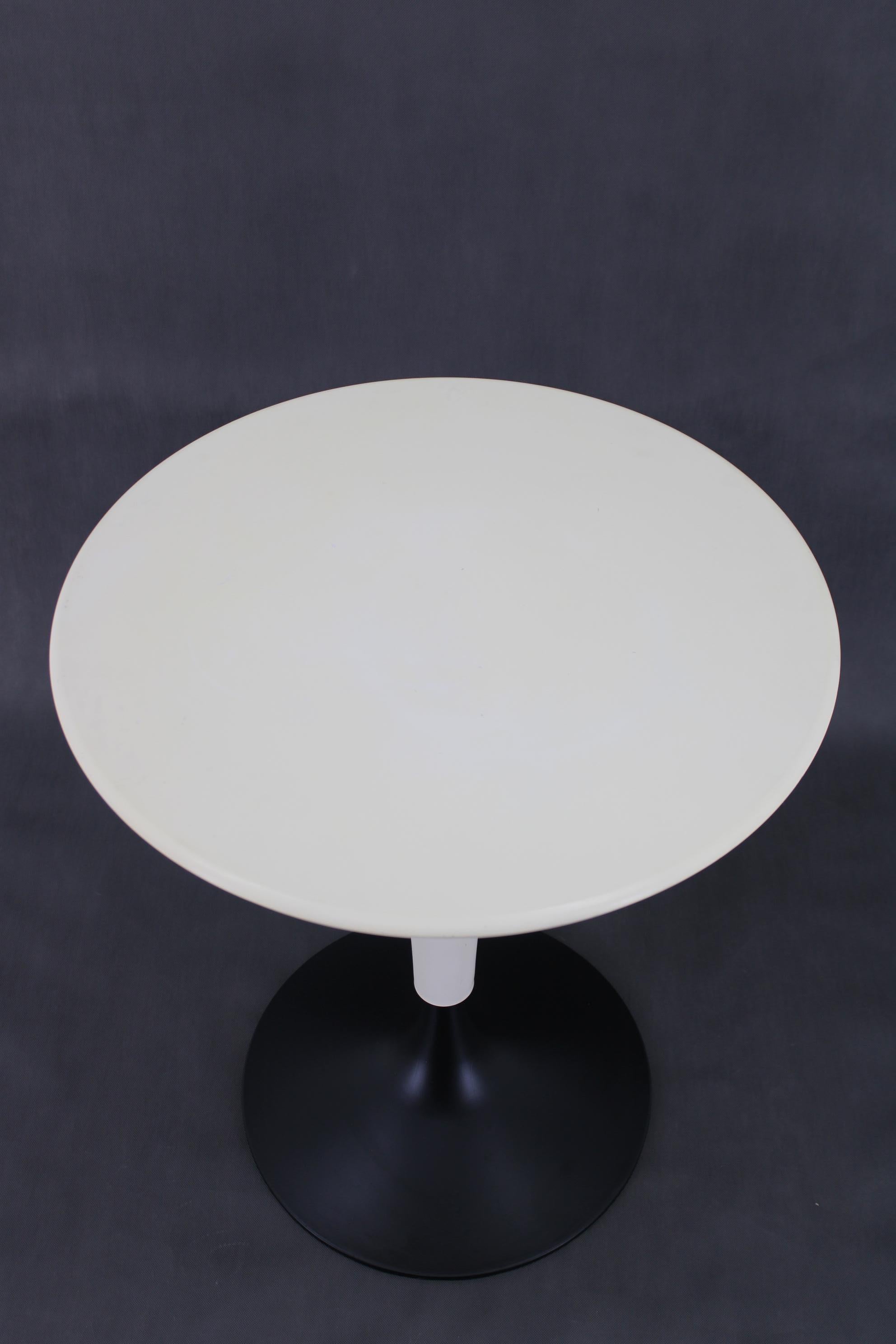 Italiano Tavolo Kartell Dr. Na anni '90 in bianco panna e nero di Philippe Starck, Italia in vendita