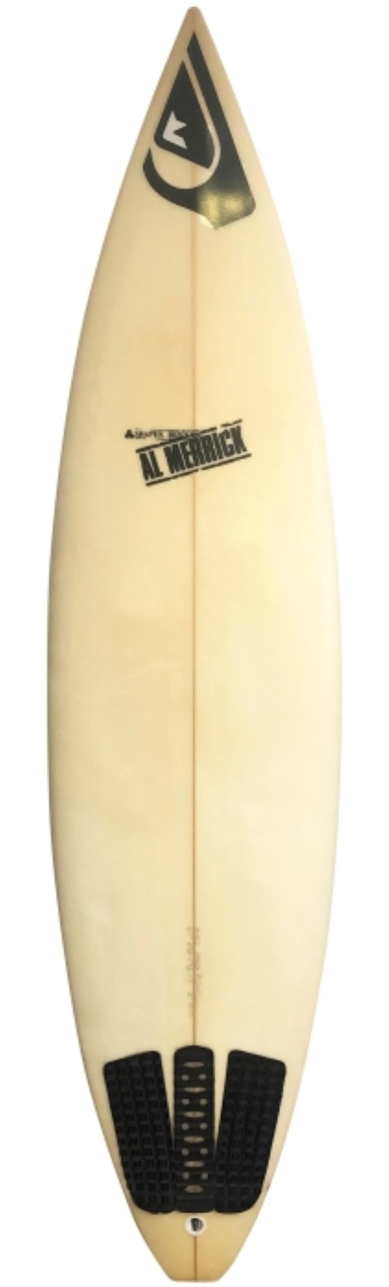 La planche de surf personnelle de Kelly Slater:: façonnée par Al Merrick au début des années 1990. Il comporte une grande signature du 11 fois champion du monde de surf. En 1994:: l'année où Slater a signé cette planche:: il a entamé une série