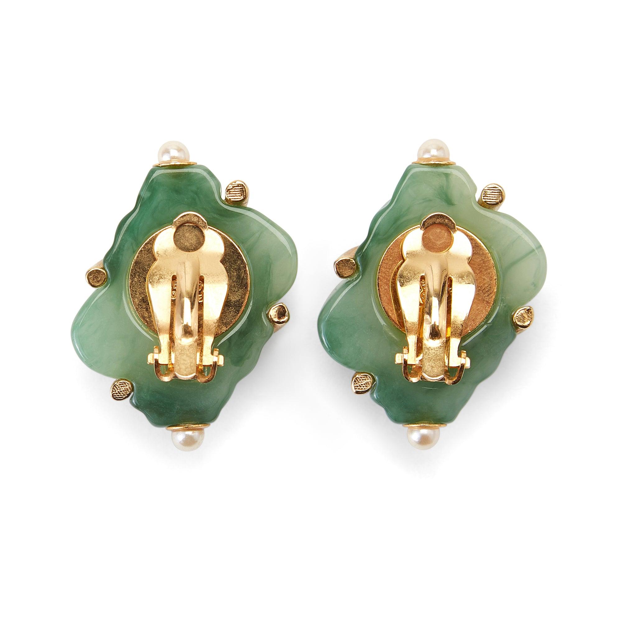 Questi superbi orecchini anni '90 di Kenneth Jay Lane sono una vera e propria dichiarazione e sono stati progettati per far girare la testa. A forma di conchiglia, sono realizzati in smalto verde che ricorda la giada. Ogni estremità è sormontata da
