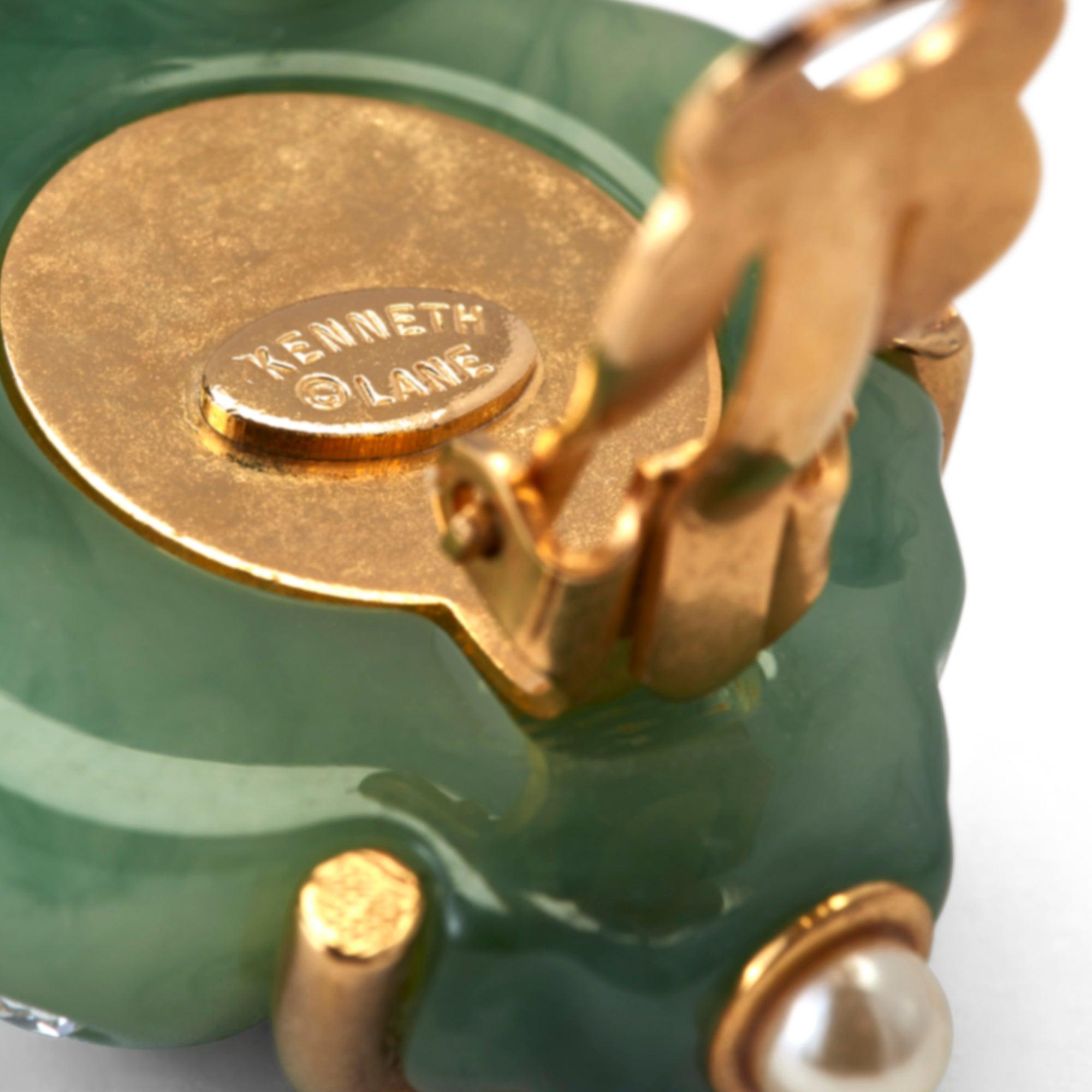 Donna Orecchini a clip con conchiglia verde e oro Kenneth Jay Lane del 1990 in vendita