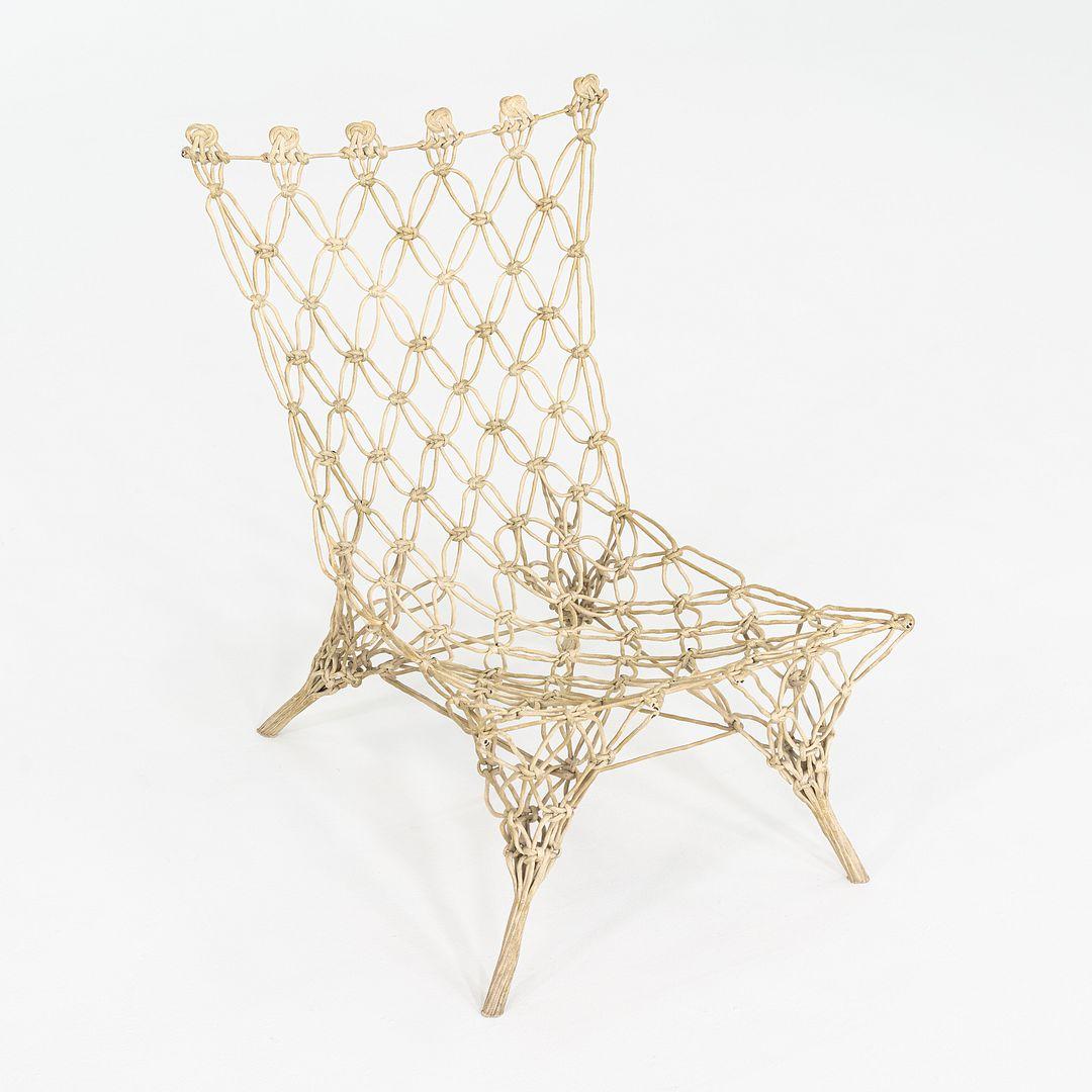 Il s'agit d'une chaise nouée, conçue par Marcel Wanders en 1995. Cette chaise a été créée pour la collection Droog Design 1995. 
