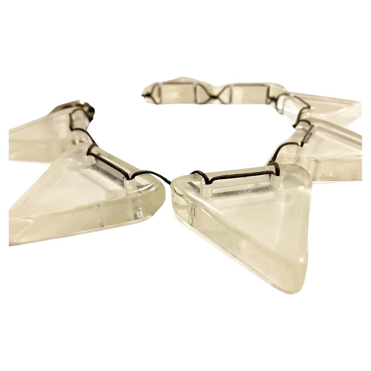 1990er La Perla Star Shaped Necklace, dicke dreieckige Anhänger, die eine sternförmige Form bilden, wenn sie mit schwarzen Schnürsenkeln verschränkt getragen werden, steinförmiger Stahlanhänger auf der Rückseite 

1990er Jahre, Vintage-Stücke, mit