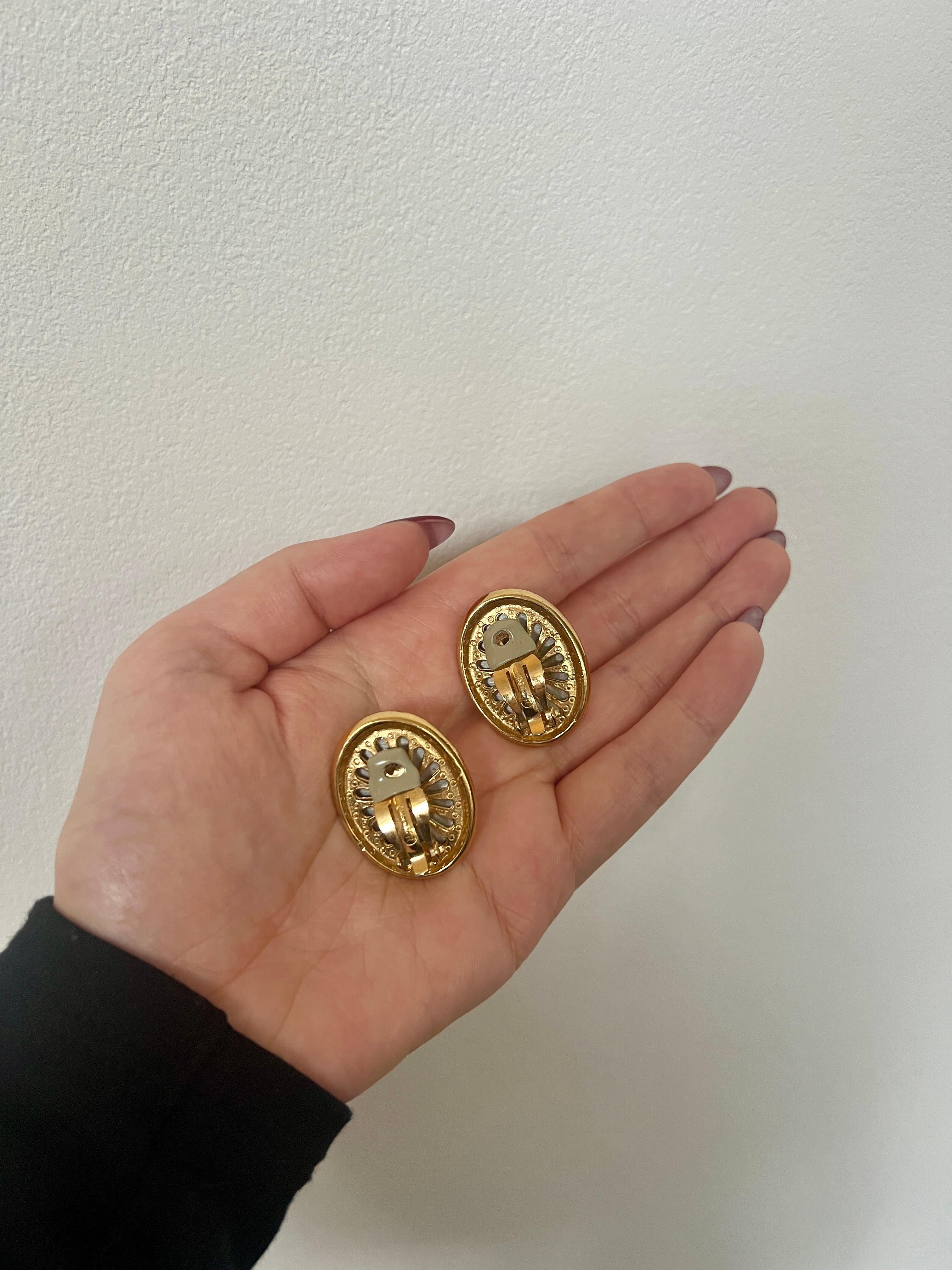 Women's 1990s Large Ciner Blister Pearl Clip Earrings For Sale
